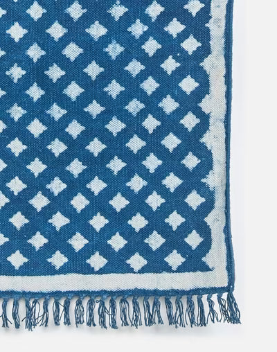 Tapete de algodón estampado a mano Dabu. Geométrico azul añil