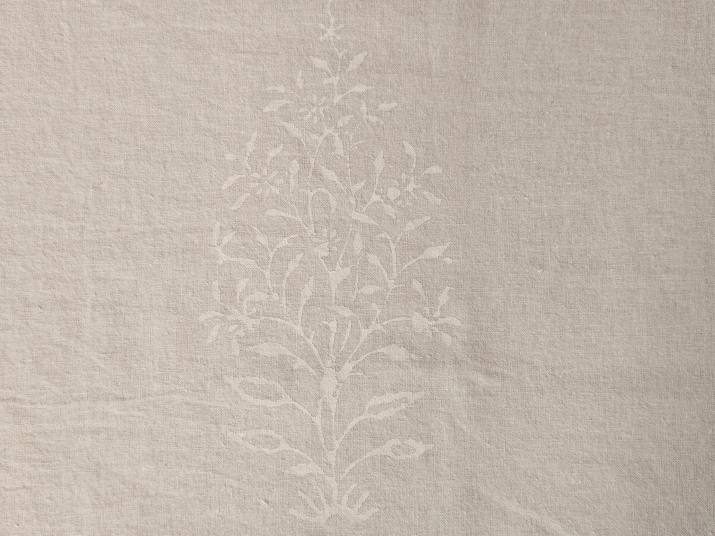 Mantel cuadrado 100% algodón estampado a mano. Blanco sobre blanco