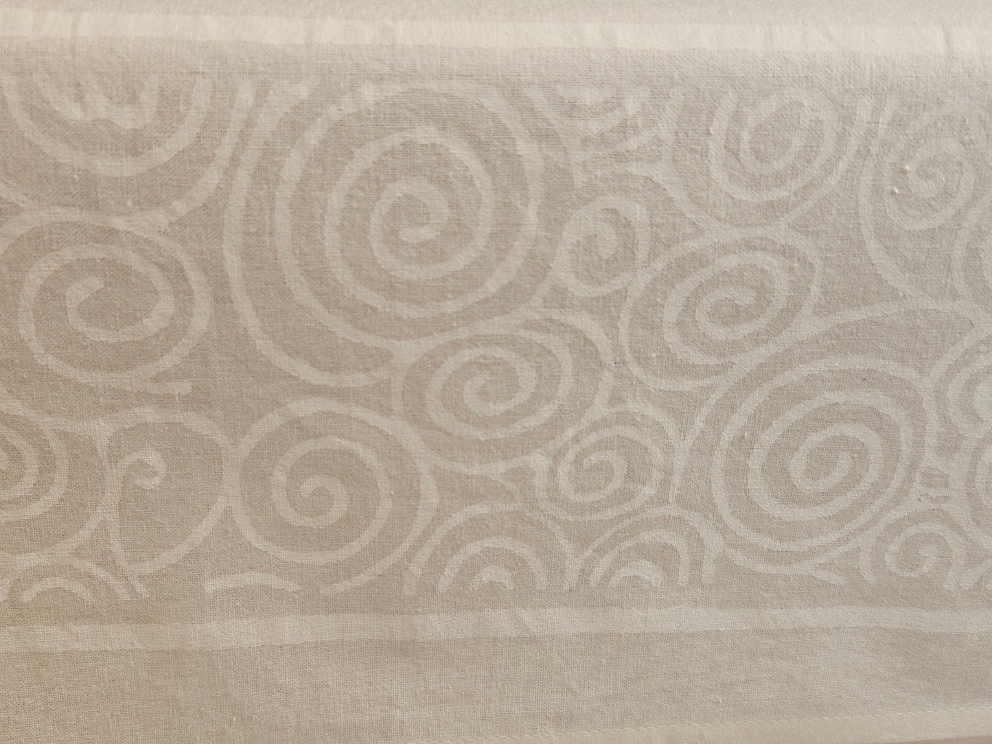 Mantel cuadrado 100% algodón estampado a mano. Blanco sobre blanco