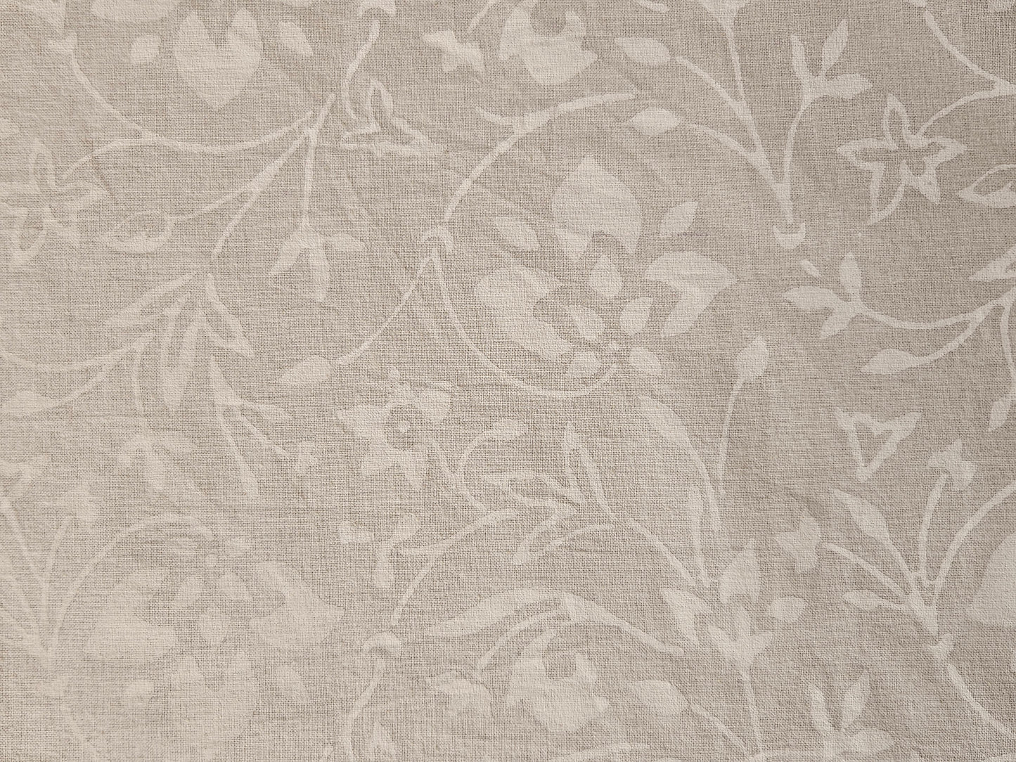 Mantel cuadrado 100% algodón estampado a mano. Blanco sobre blanco