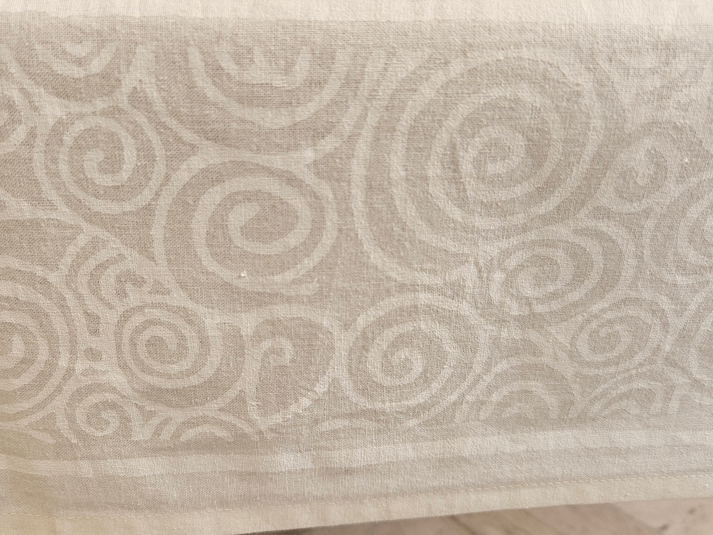 Mantel cuadrado 100% algodón estampado a mano. Blanco sobre blanco