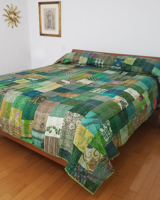 Colcha de seda patchwork. Tonos verdes