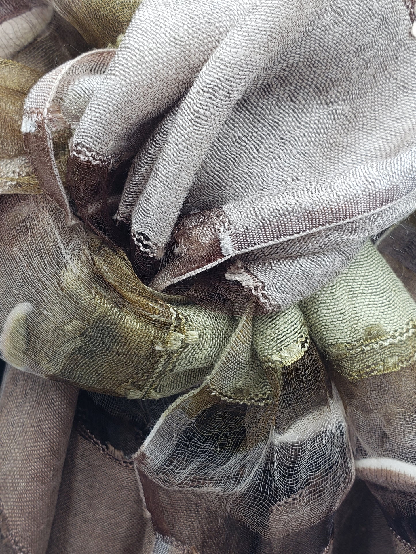 Mascada de seda cruda. Café y verde seco