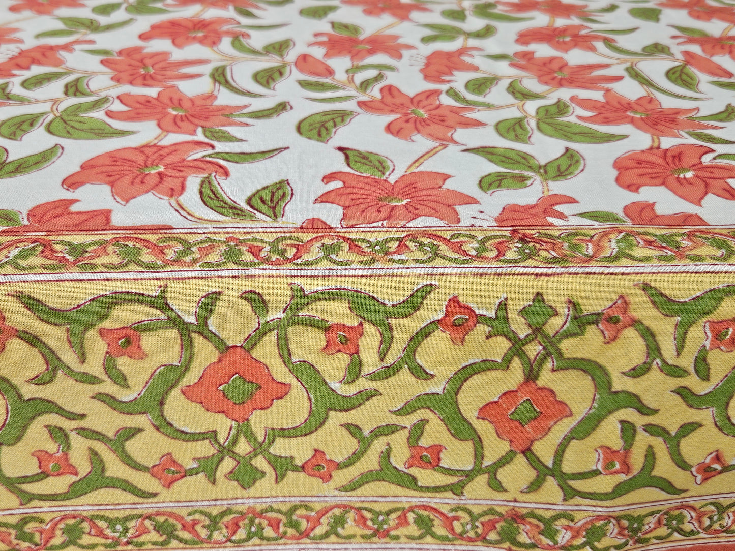 Mantel rectangular 100% algodón estampado a mano. Lili durazno