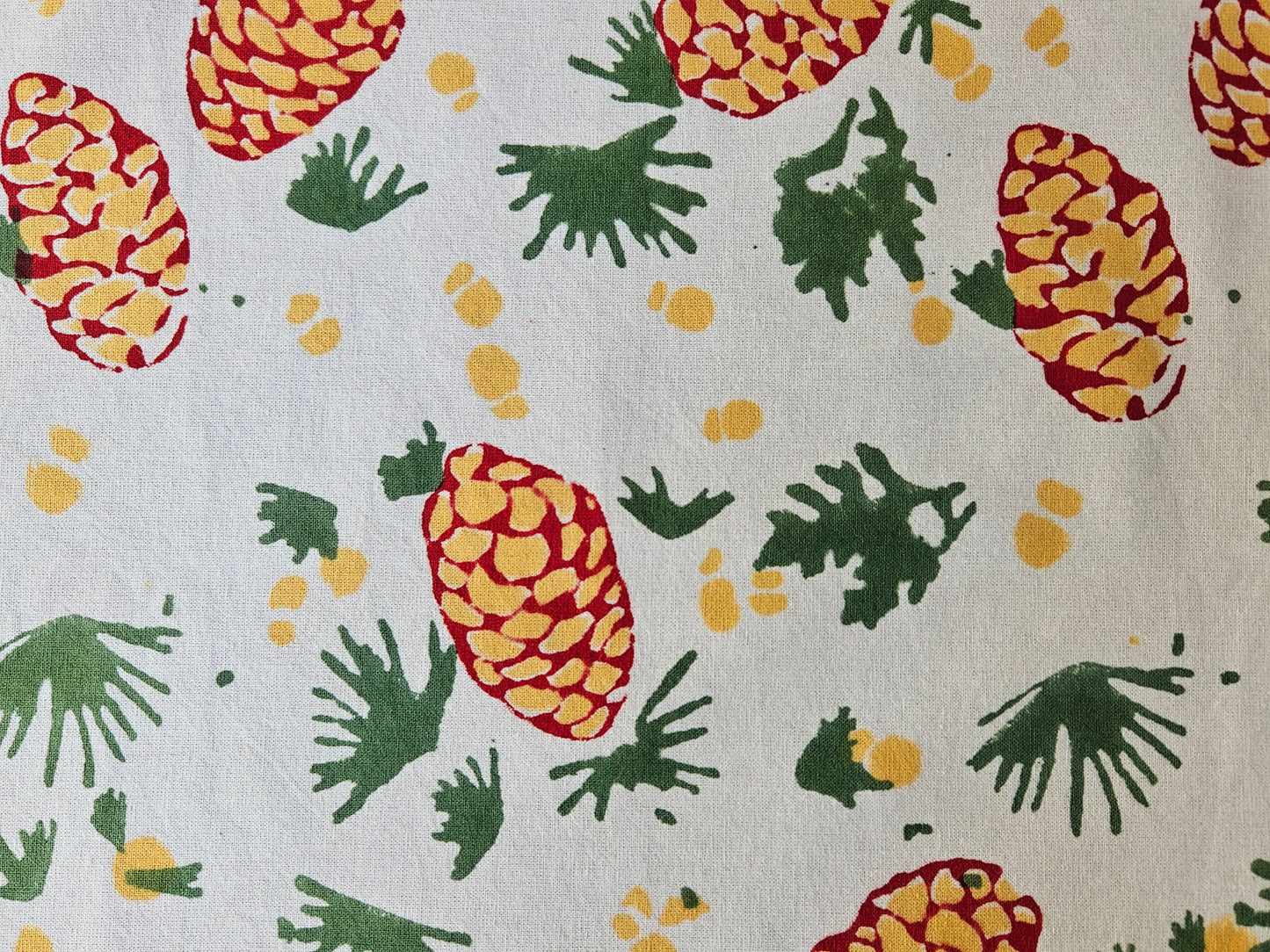 Mantel redondo 100% algodón estampado a mano. Piñas en blanco