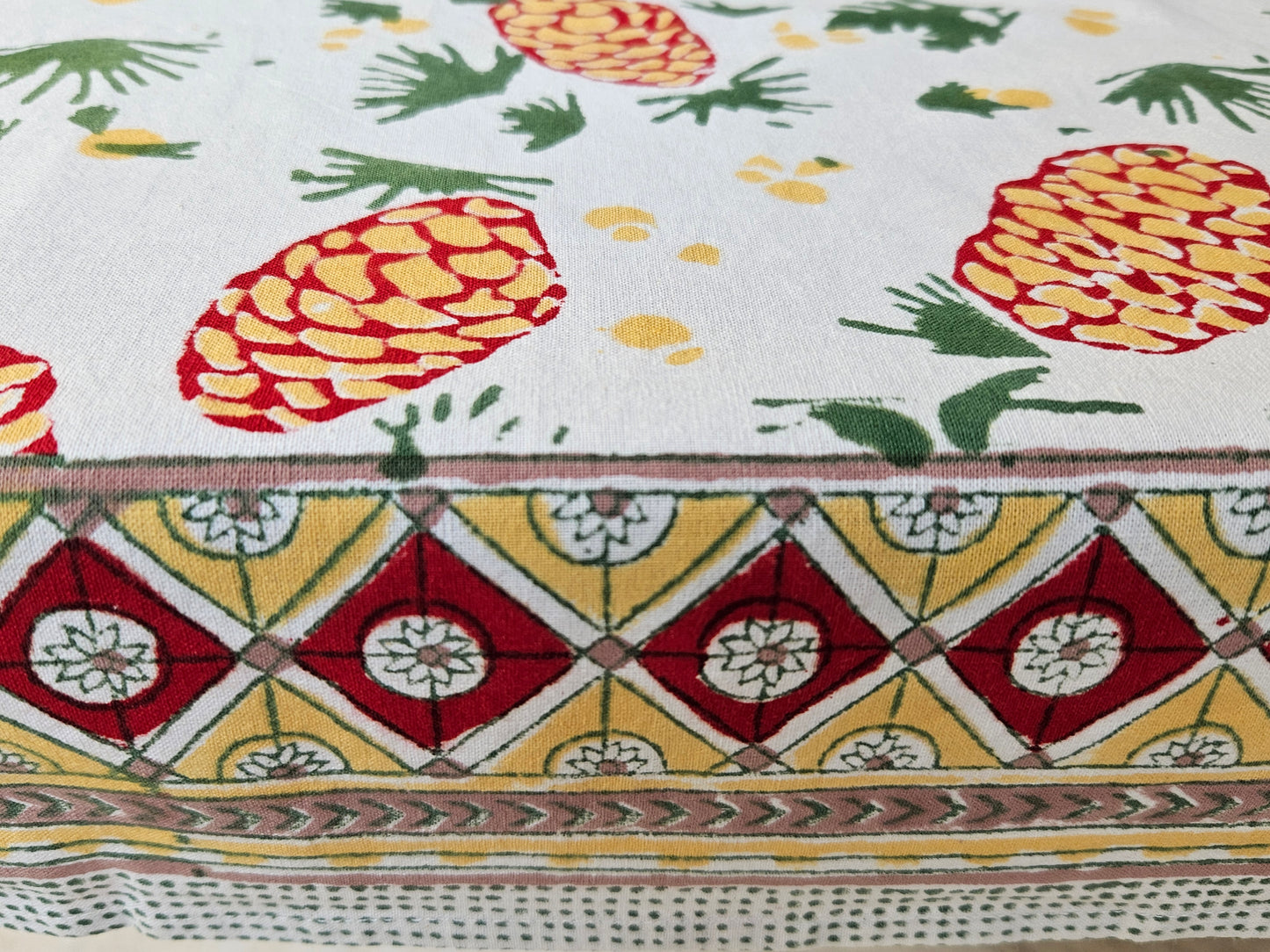 Mantel cuadrado Piñas en blanco. Estampado a mano