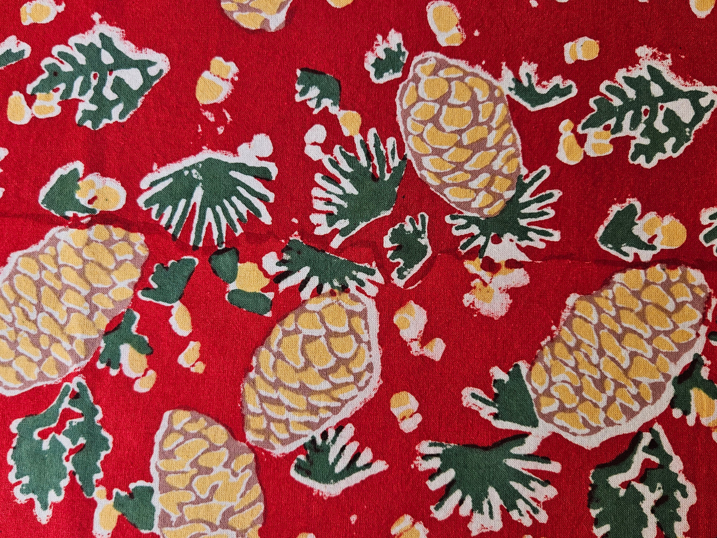 Mantel cuadrado Piñas en rojo. Estampado a mano