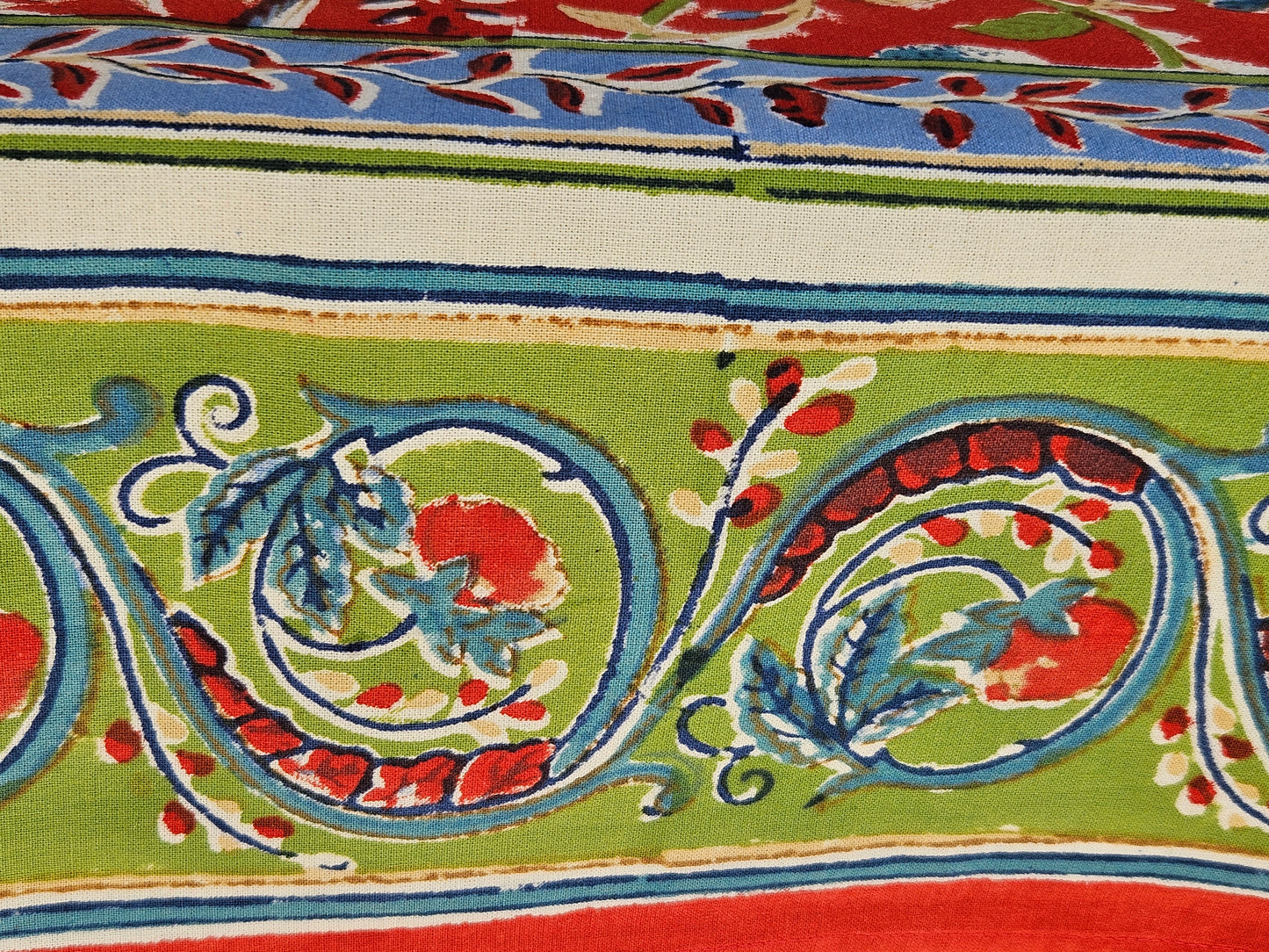 Mantel cuadrado 100% algodón estampado a mano. Pájaros