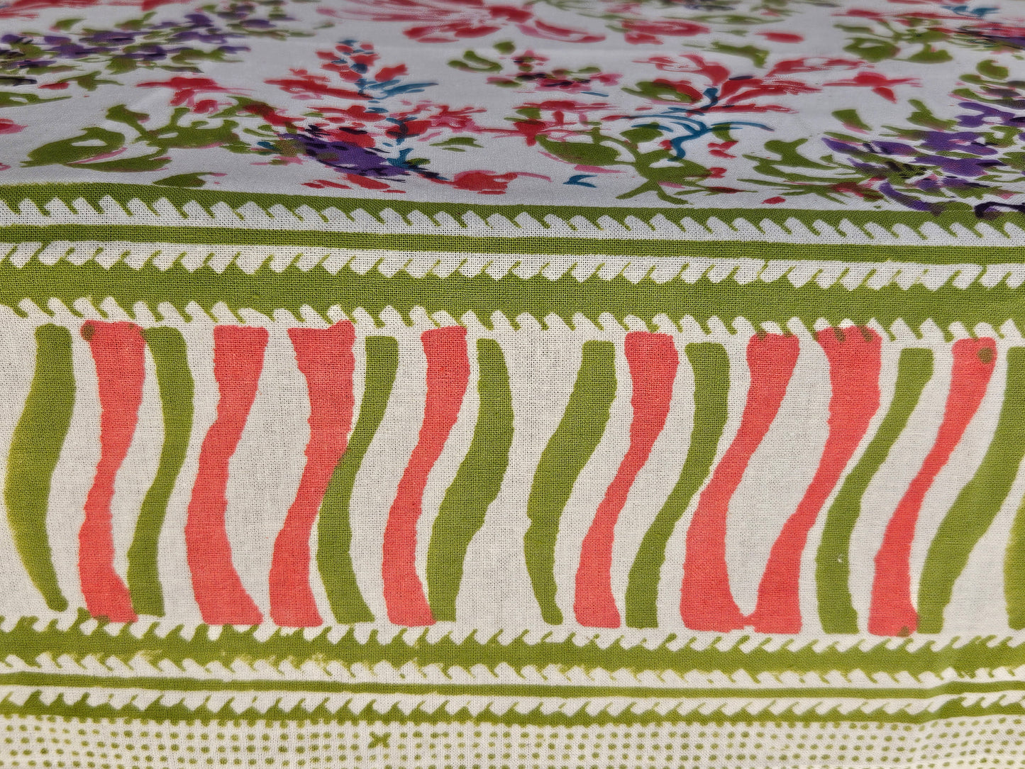 Mantel rectangular 100% algodón estampado a mano. Rosa y morado B