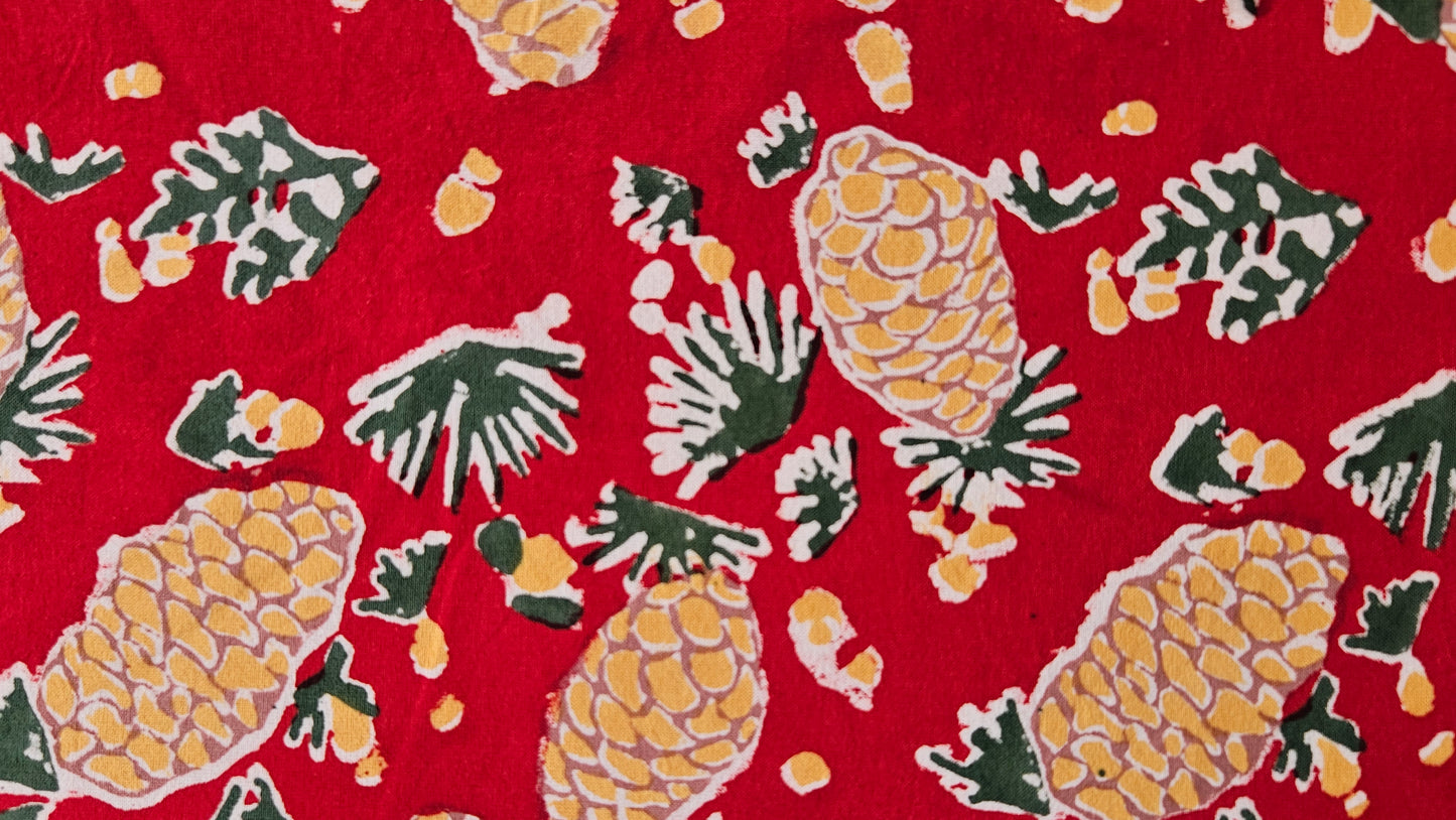 Mantel redondo 100% algodón estampado a mano. Piñas en rojo