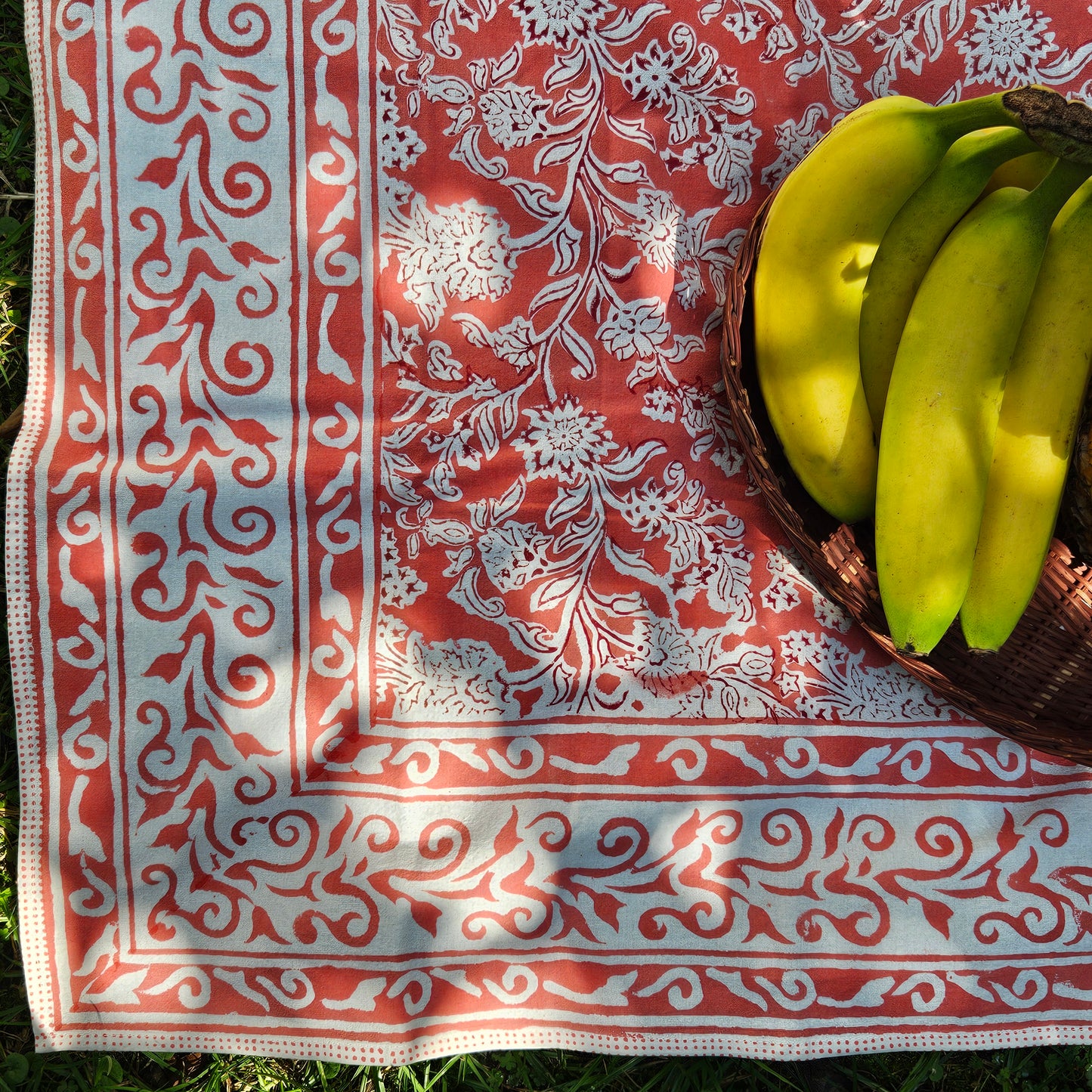 Mantel cuadrado 100% algodón estampado a mano. Rosa Coral A