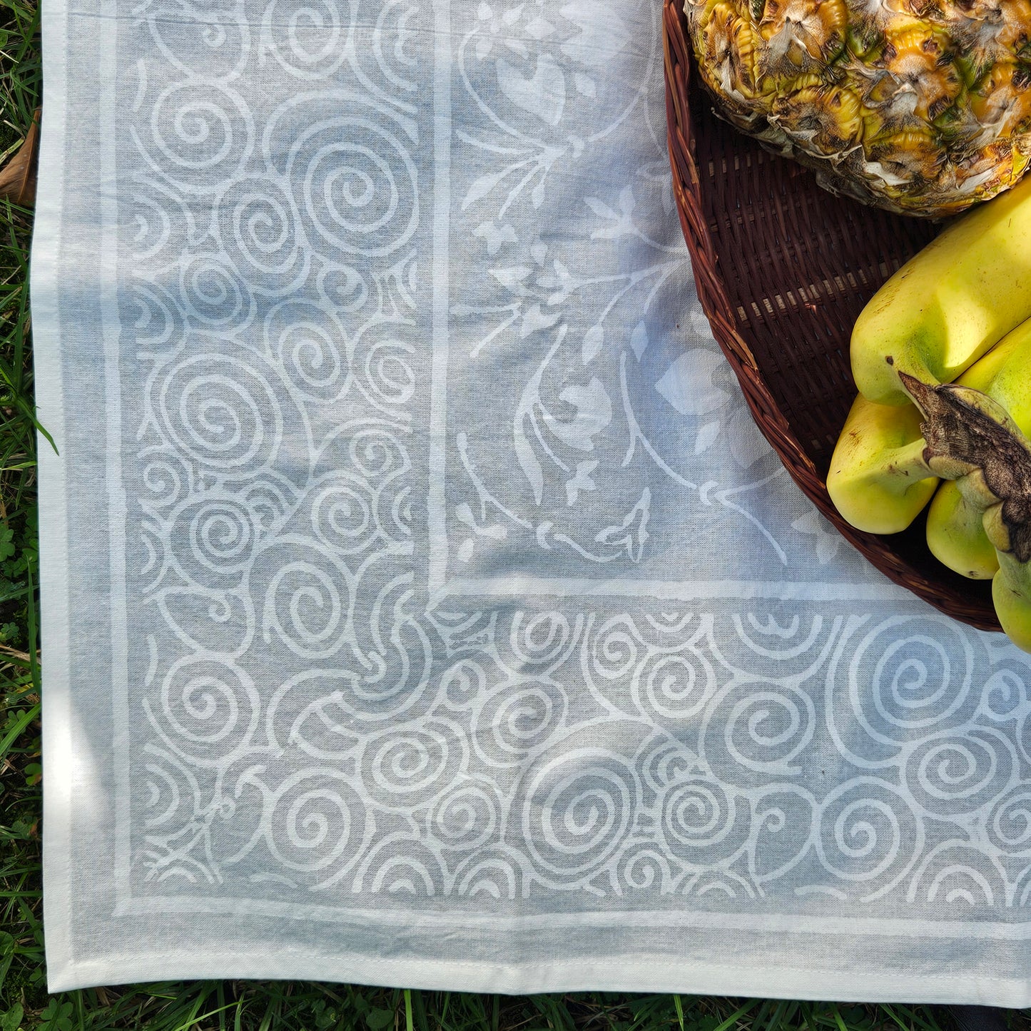 Mantel cuadrado 100% algodón estampado a mano. Blanco sobre blanco