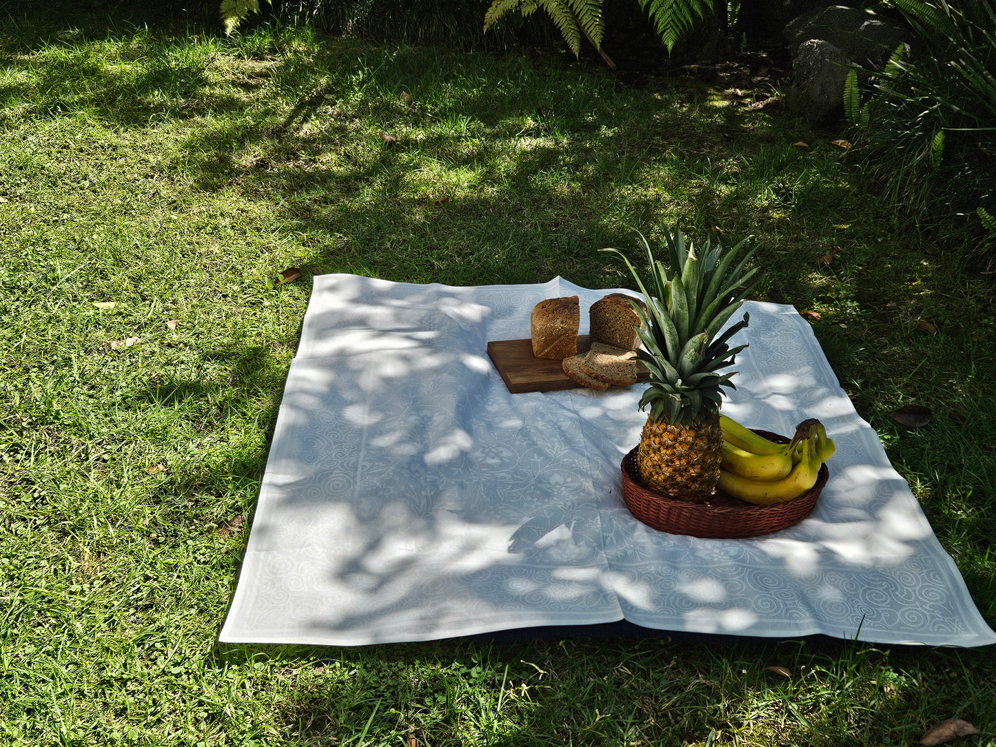 Mantel cuadrado 100% algodón estampado a mano. Blanco sobre blanco