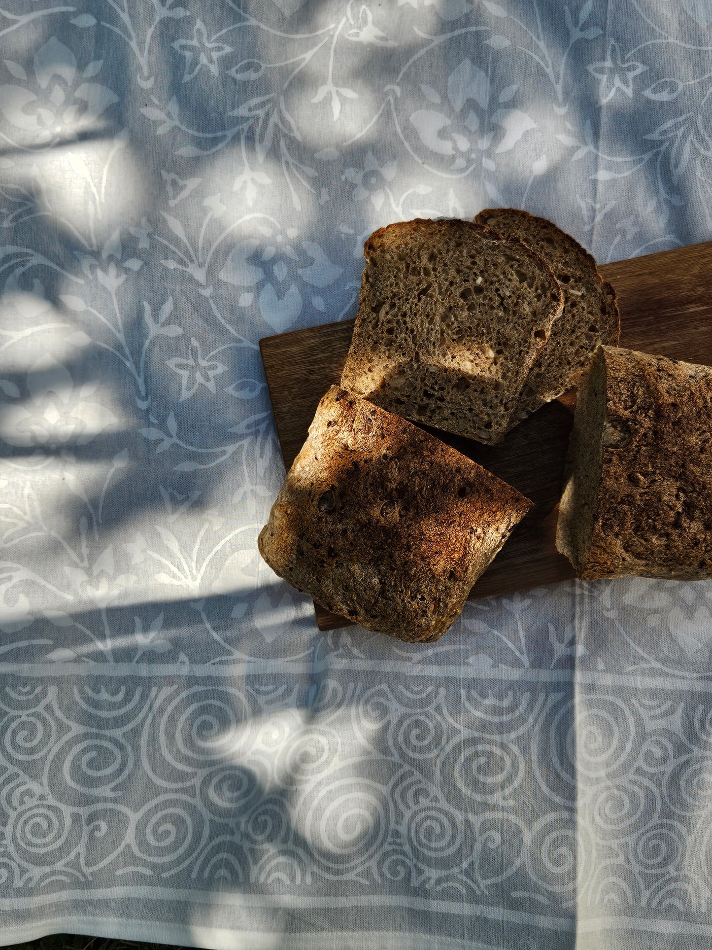 Mantel cuadrado 100% algodón estampado a mano. Blanco sobre blanco