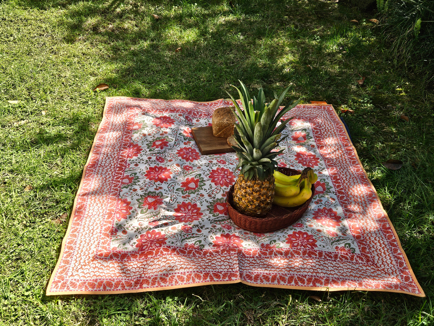 Mantel cuadrado 100% algodón estampado a mano. Flor de 7 pétalos B