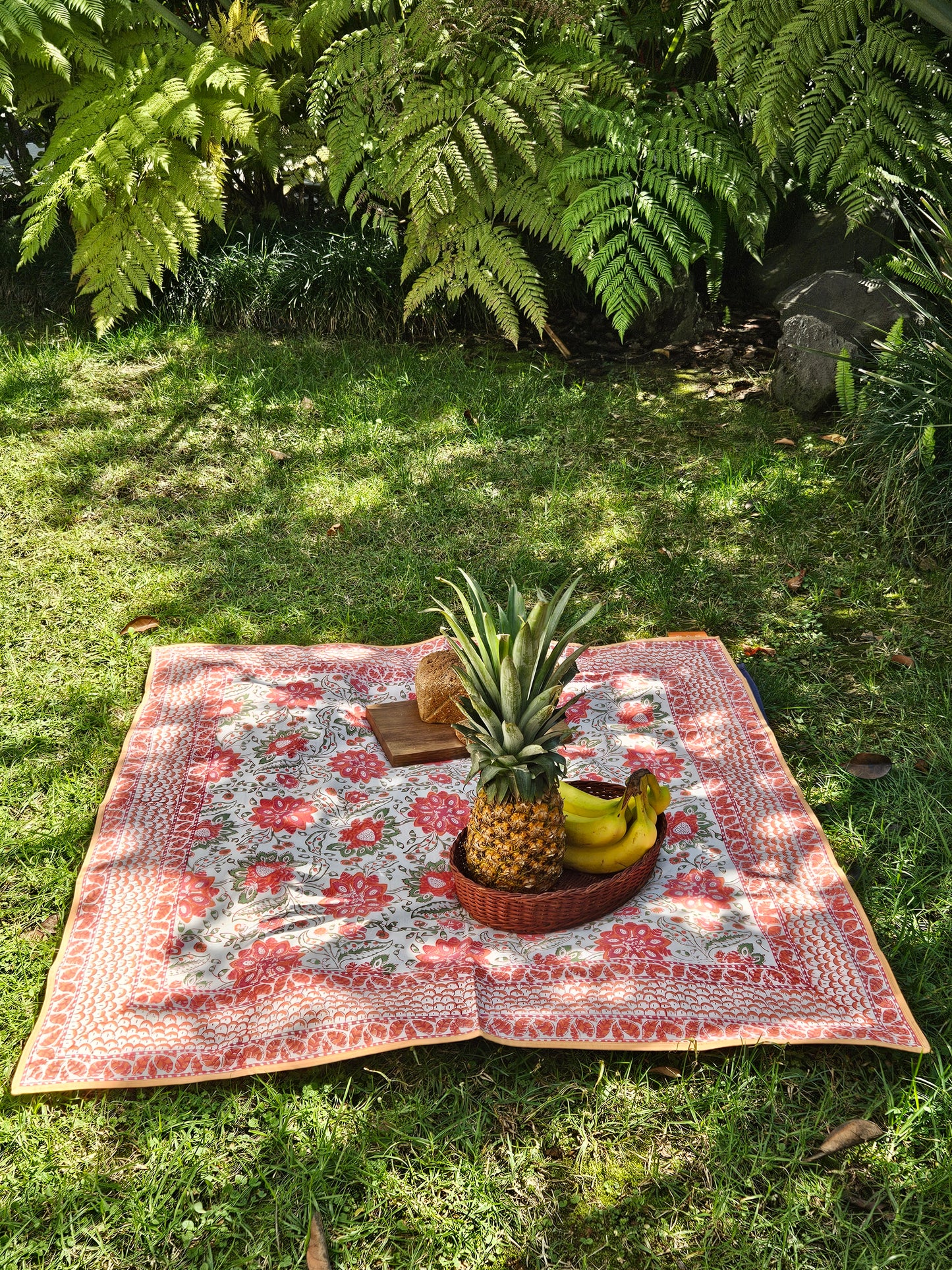 Mantel cuadrado 100% algodón estampado a mano. Flor de 7 pétalos B