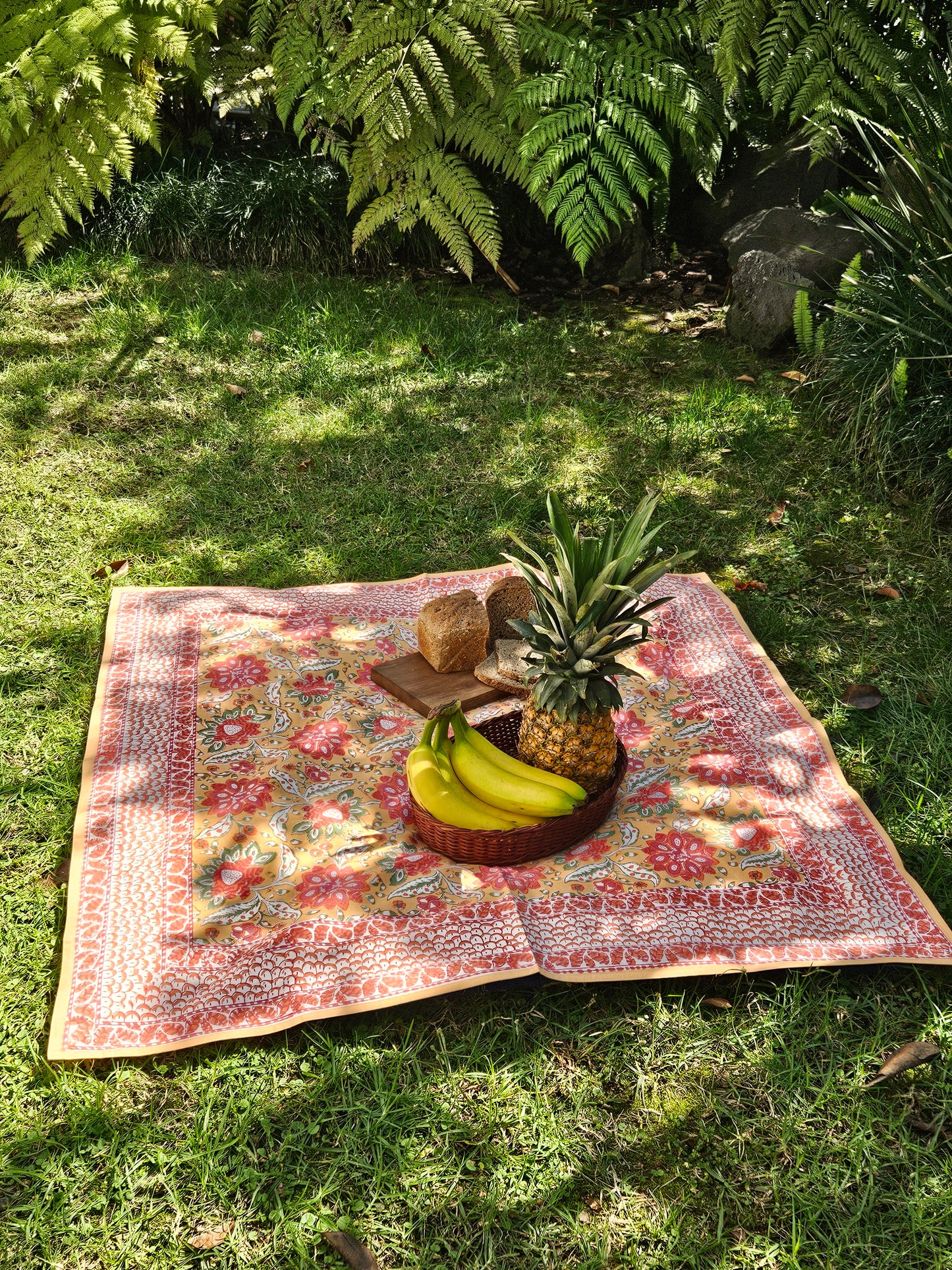 Mantel cuadrado 100% algodón estampado a mano. Flor de 7 pétalos A