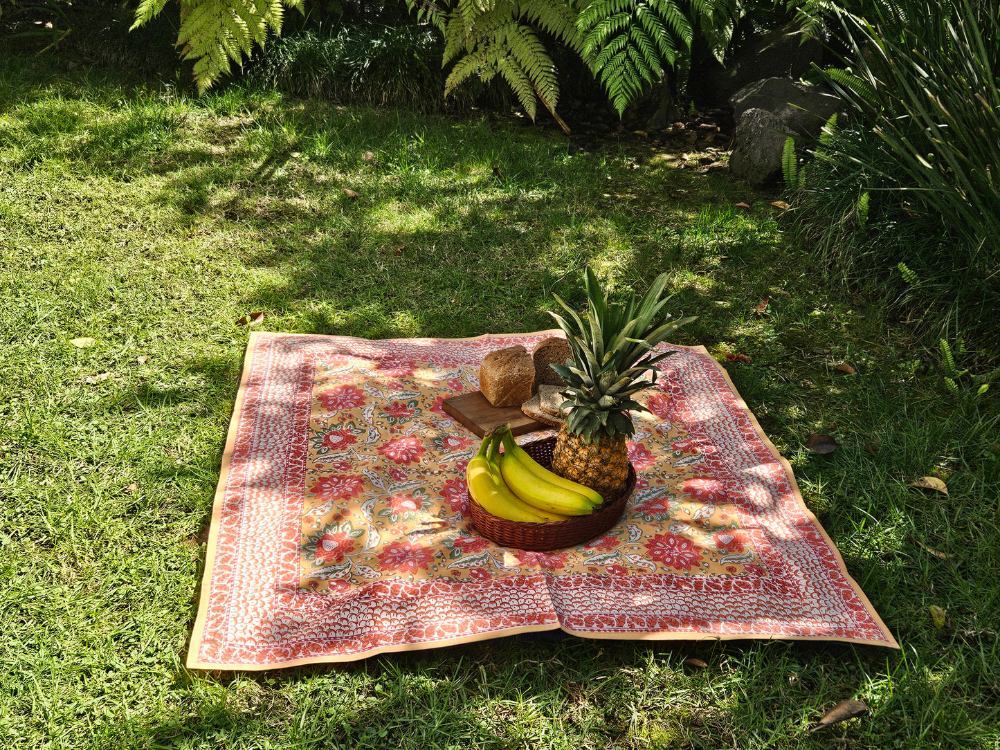 Mantel cuadrado 100% algodón estampado a mano. Flor de 7 pétalos A