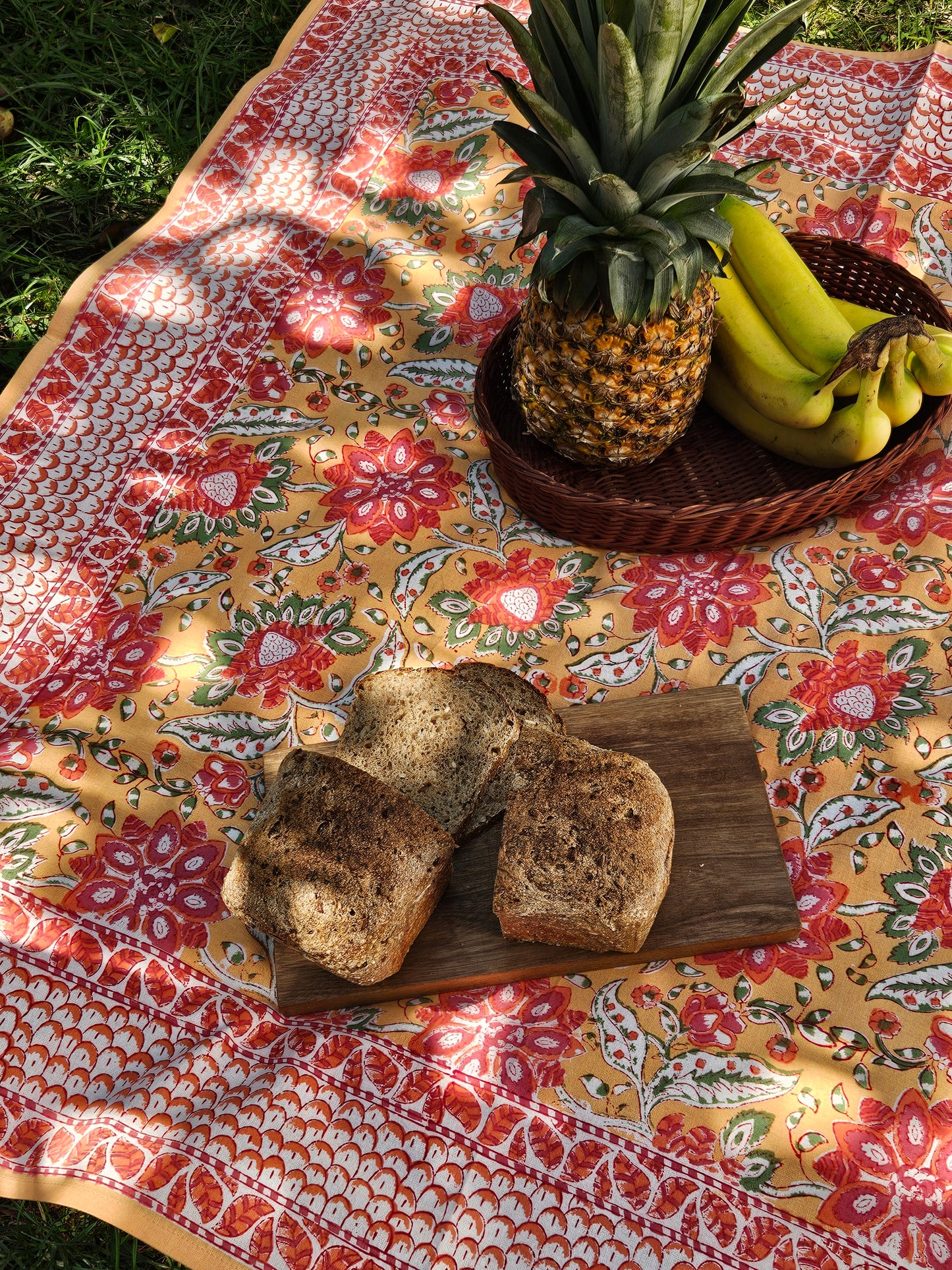 Mantel cuadrado 100% algodón estampado a mano. Flor de 7 pétalos A