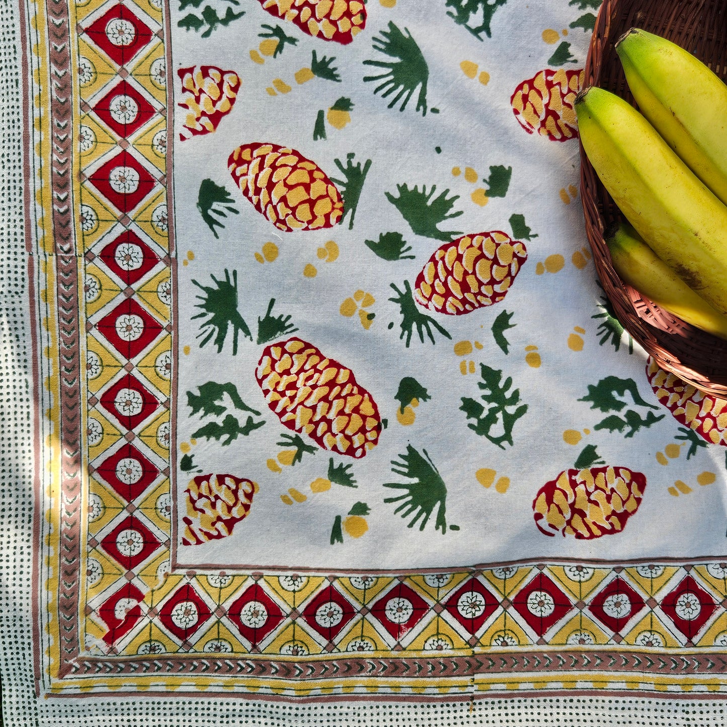 Mantel cuadrado 100% algodón estampado a mano. Piñas en blanco