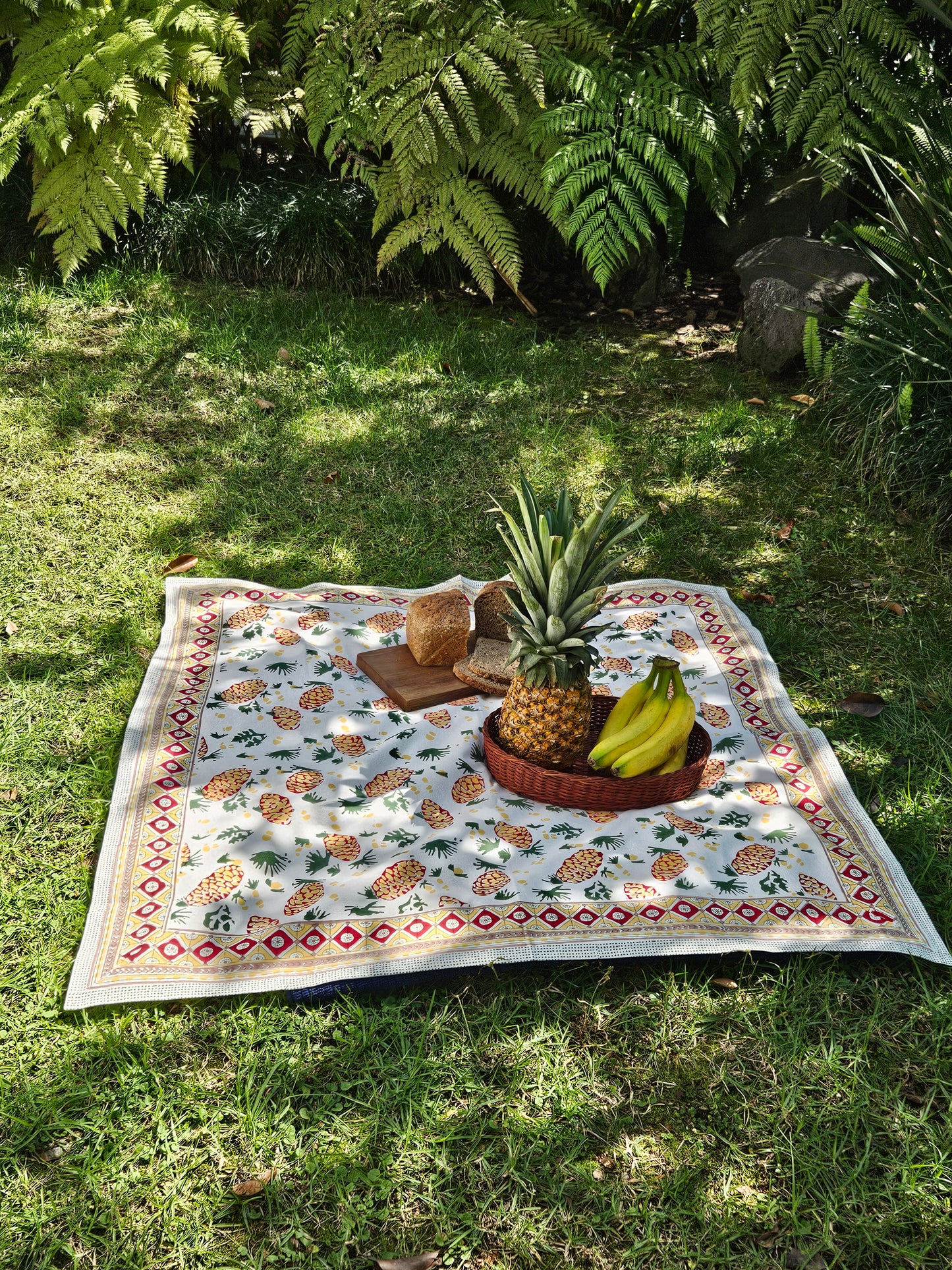 Mantel cuadrado 100% algodón estampado a mano. Piñas en blanco