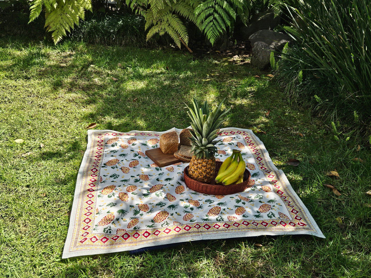 Mantel cuadrado 100% algodón estampado a mano. Piñas en blanco