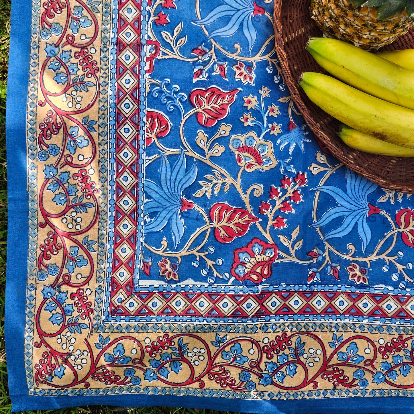 Mantel cuadrado 100% algodón estampado a mano. Ivy azul