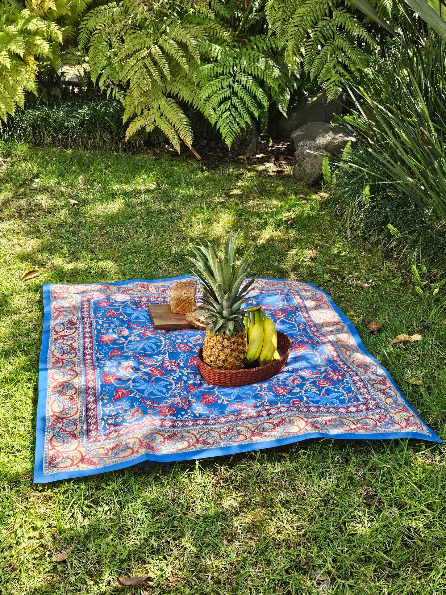 Mantel cuadrado 100% algodón estampado a mano. Ivy azul