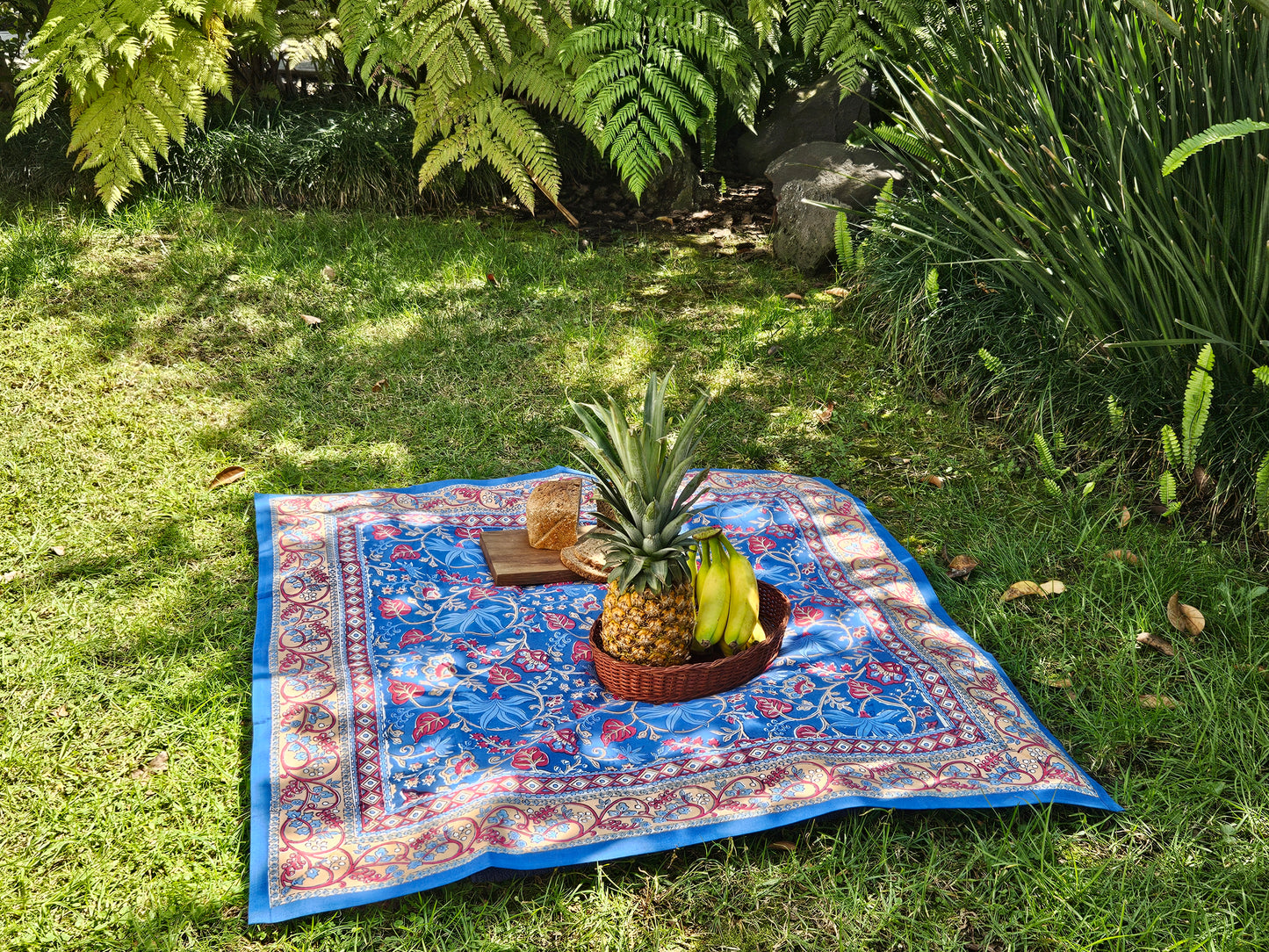 Mantel cuadrado 100% algodón estampado a mano. Ivy azul