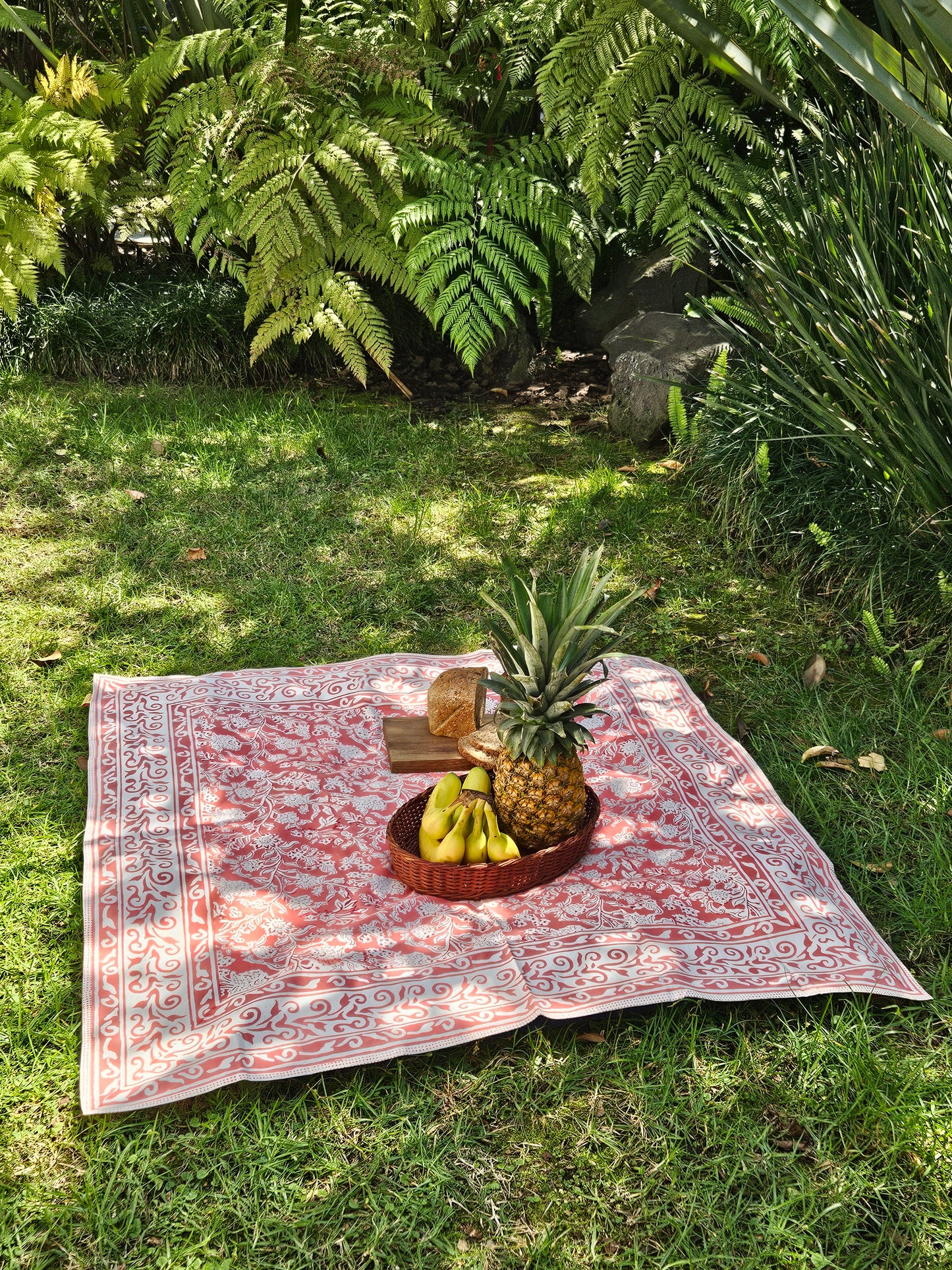 Mantel cuadrado 100% algodón estampado a mano. Rosa Coral A