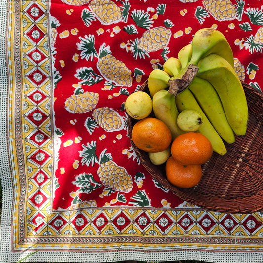 Mantel cuadrado 100% algodón estampado a mano. Piñas en rojo