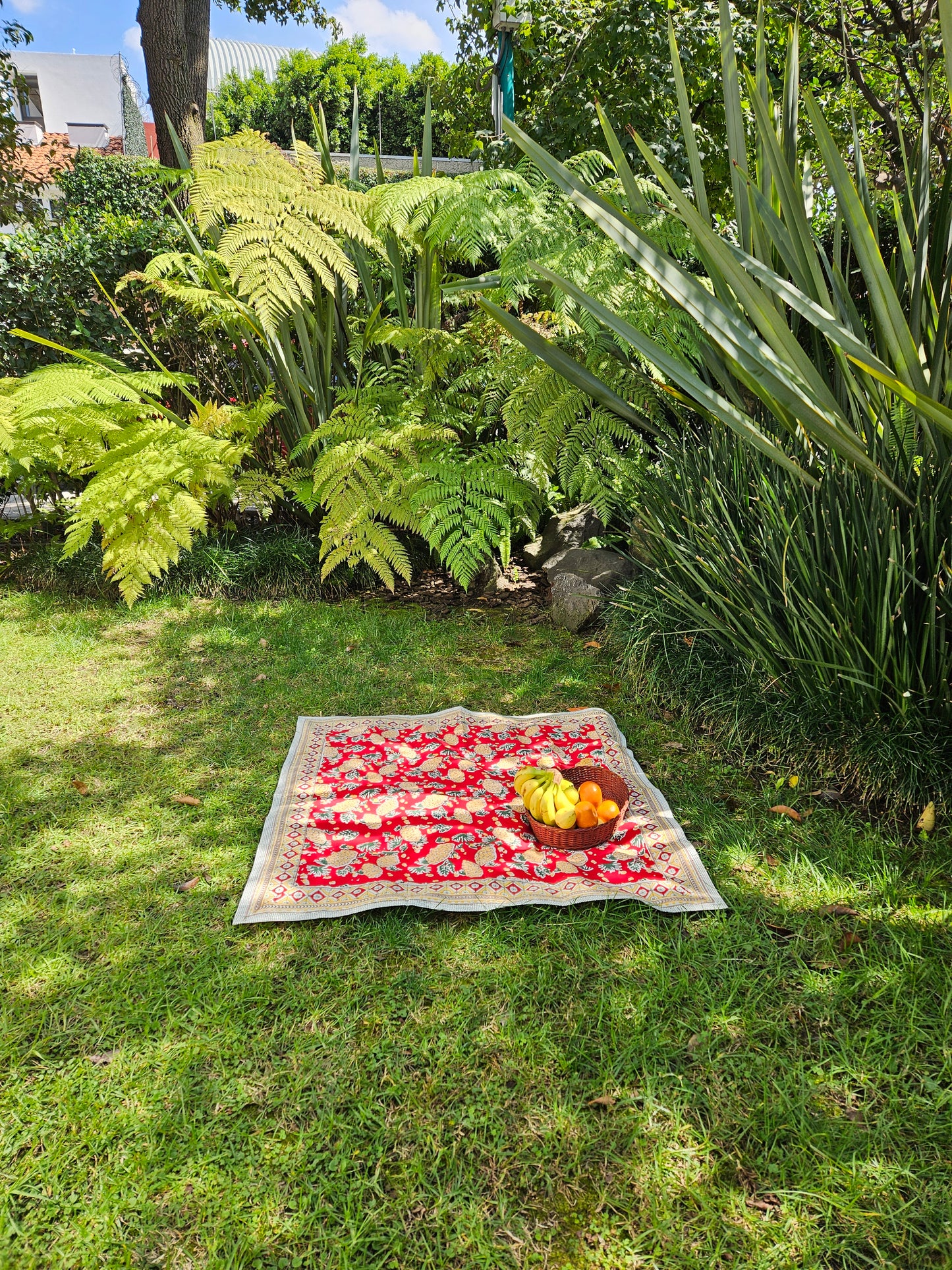 Mantel cuadrado 100% algodón estampado a mano. Piñas en rojo