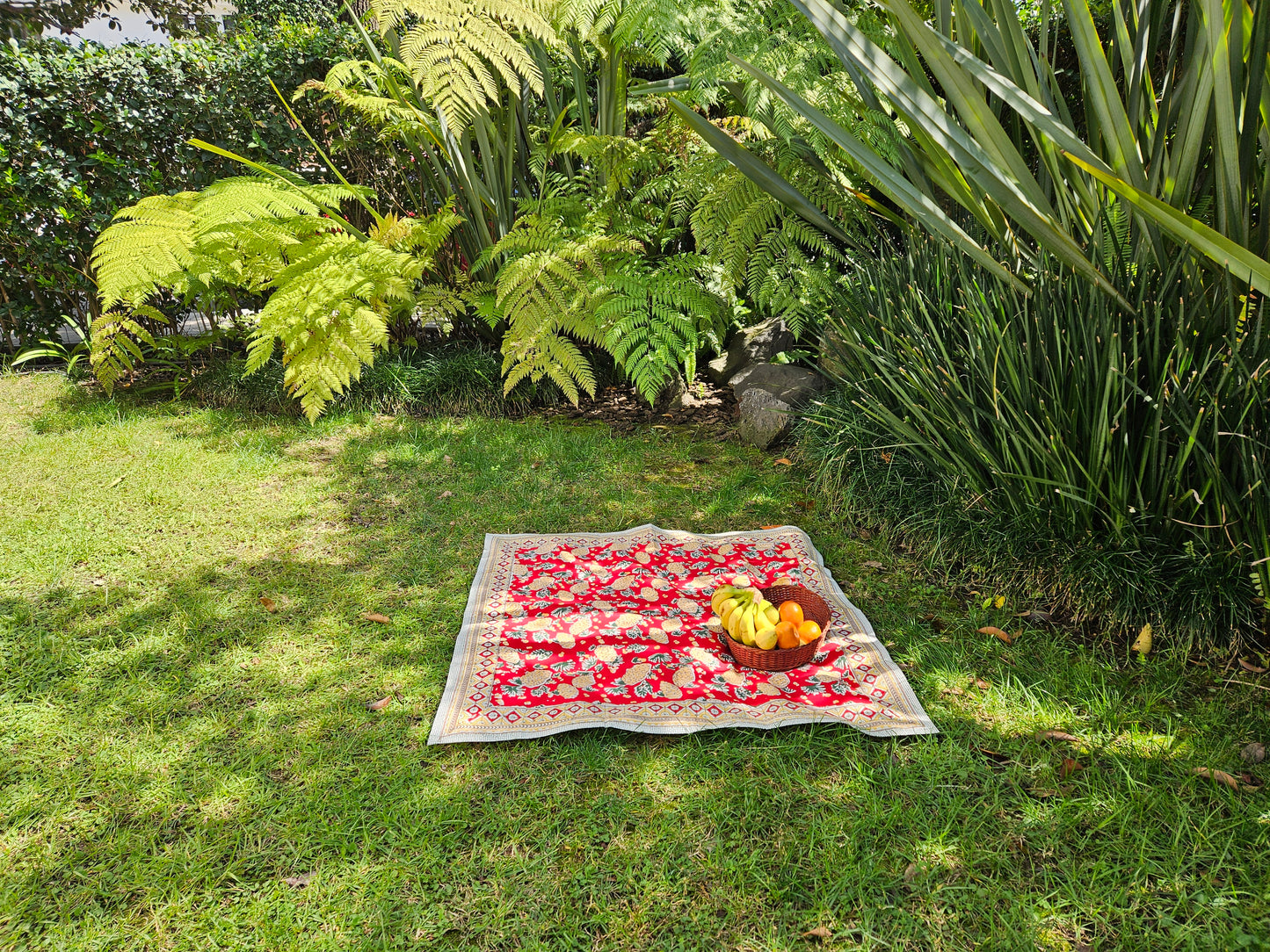 Mantel cuadrado 100% algodón estampado a mano. Piñas en rojo