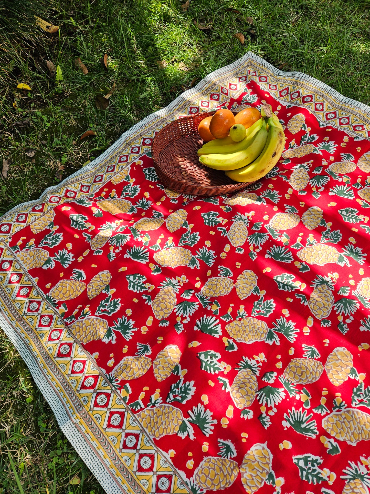 Mantel cuadrado 100% algodón estampado a mano. Piñas en rojo