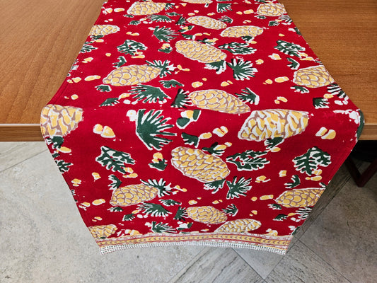 Camino de mesa estampado a mano. Pinecone