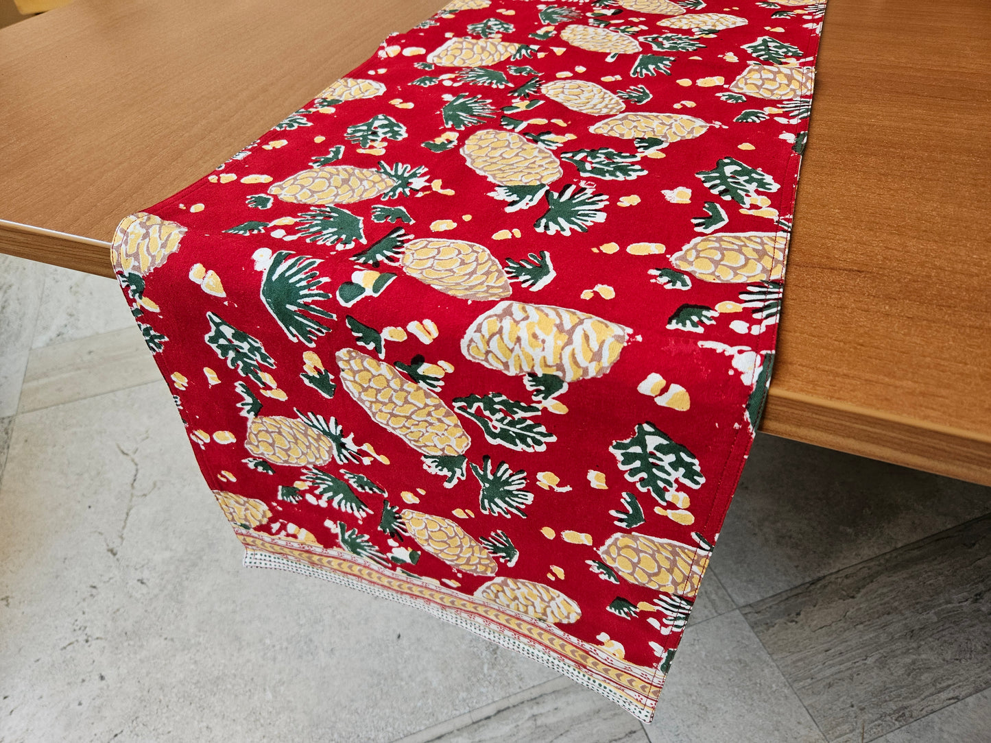 Camino de mesa estampado a mano. Pinecone