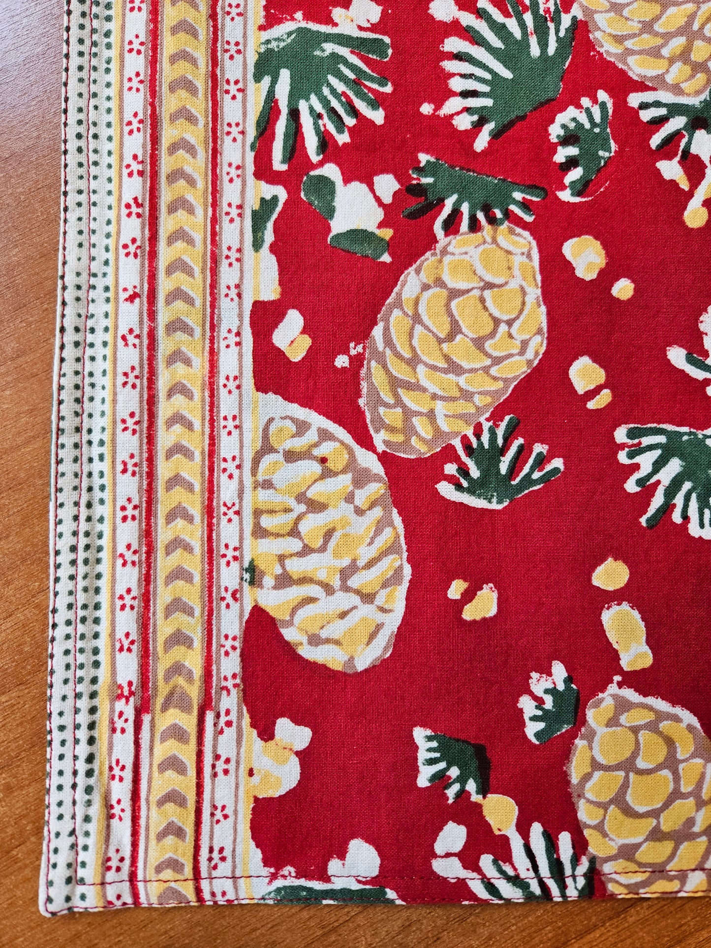 Camino de mesa estampado a mano. Pinecone