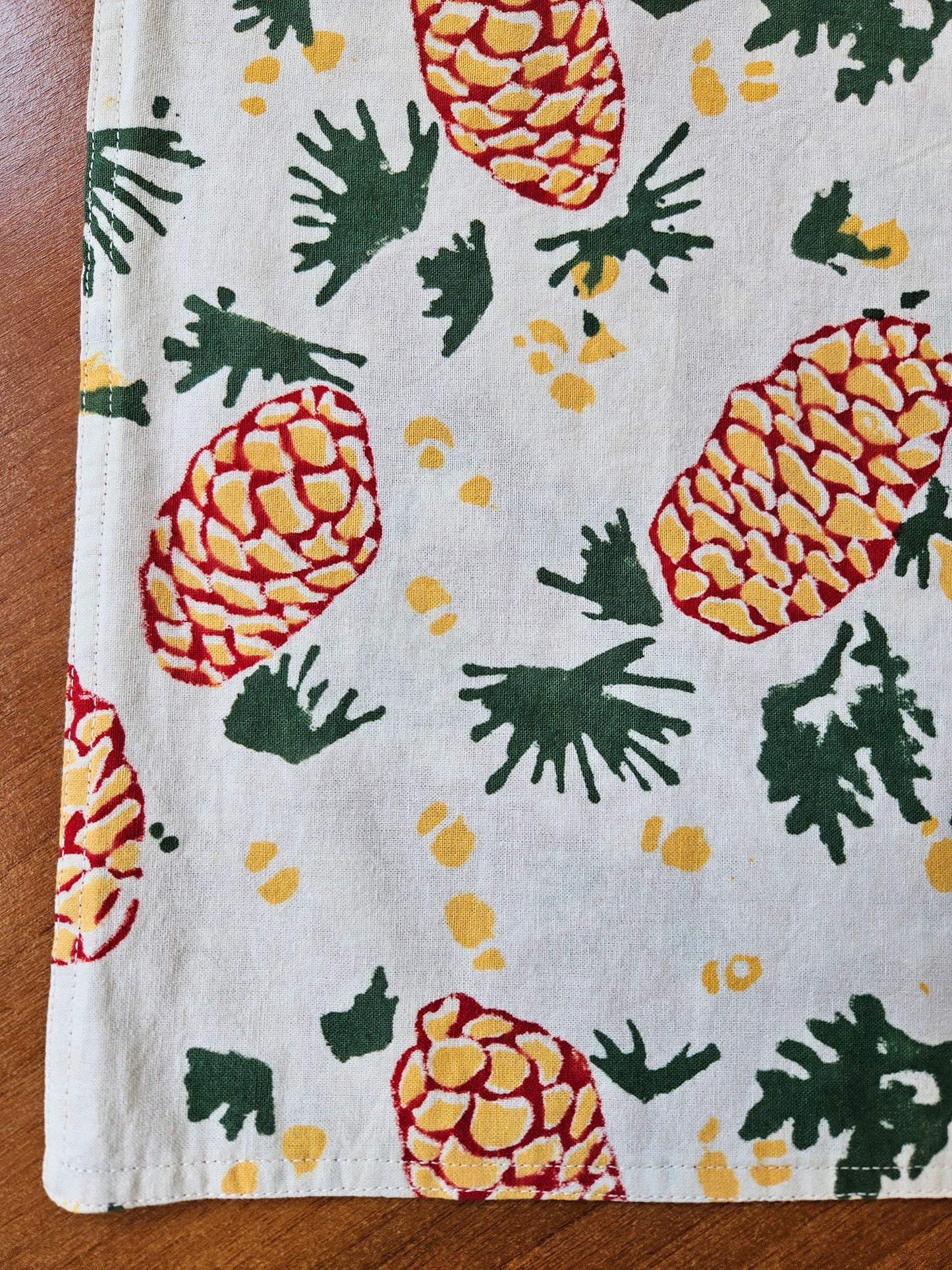 Camino de mesa estampado a mano. Pinecone