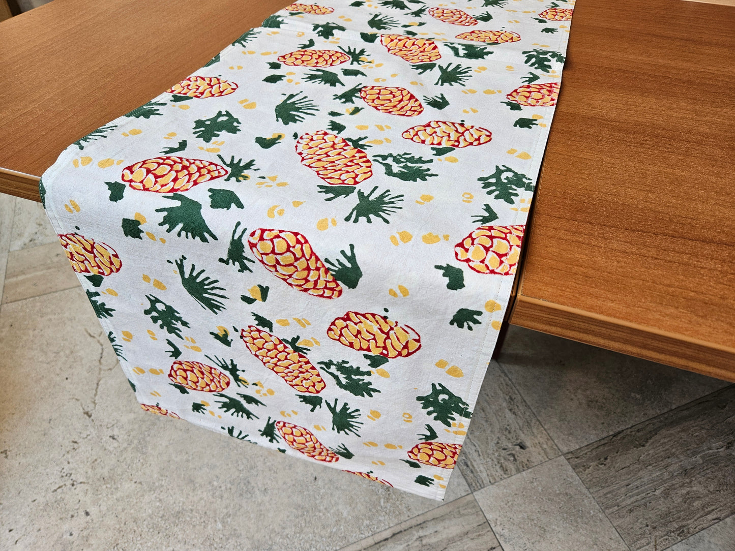 Camino de mesa estampado a mano. Pinecone