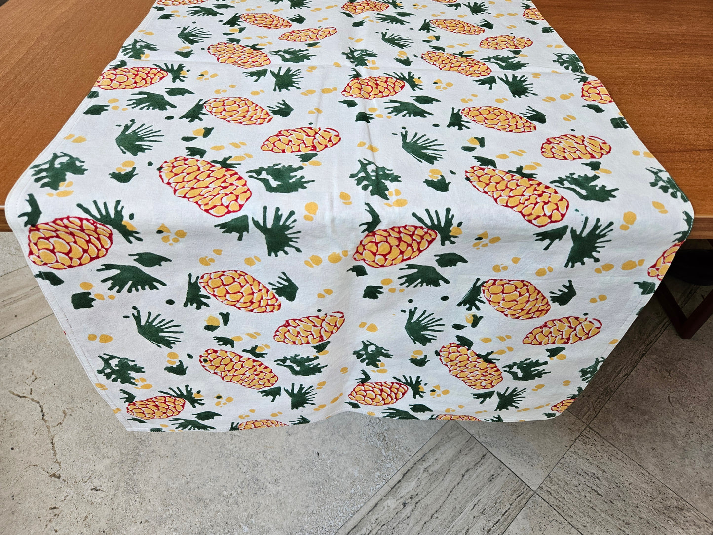 Camino de mesa estampado a mano. Pinecone