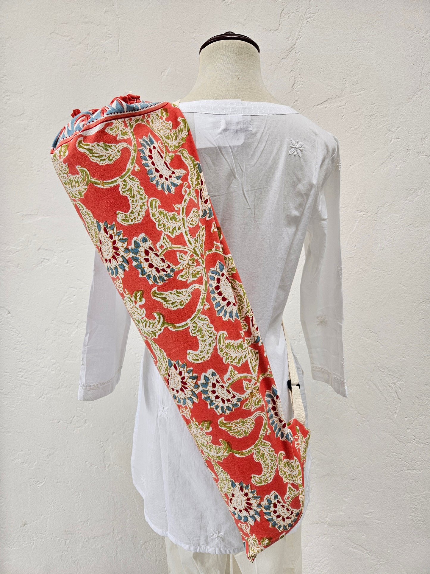 Funda para tapete de yoga. Estampado a mano Jenny Jaal (coral)