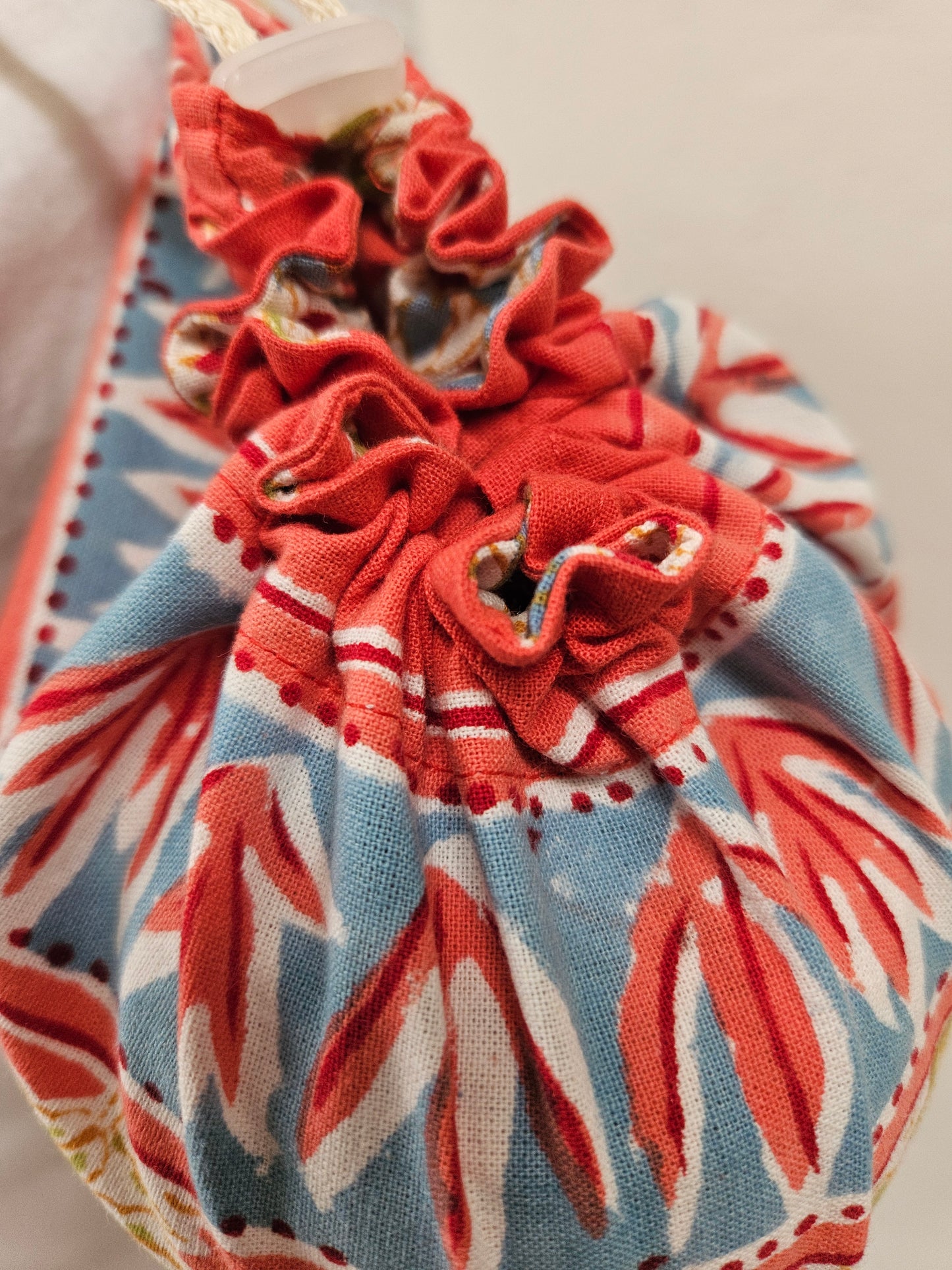 Funda para tapete de yoga. Estampado a mano Jenny Jaal (coral)