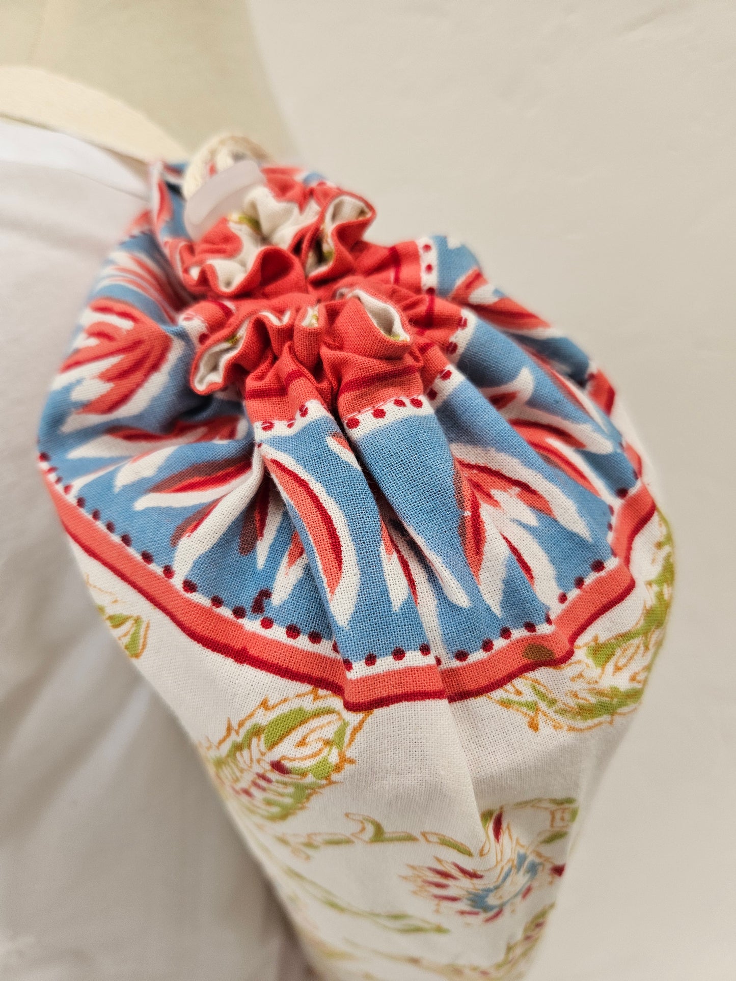 Funda para tapete de yoga. Estampado a mano Jenny Jaal (blanco)