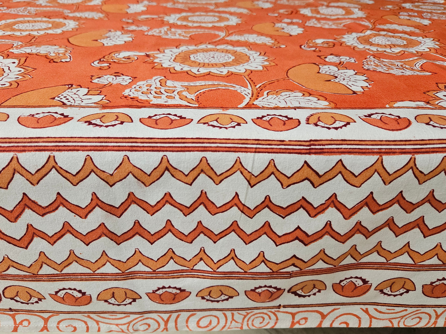 Mantel cuadrado 100% algodón estampado a mano. NIna naranja