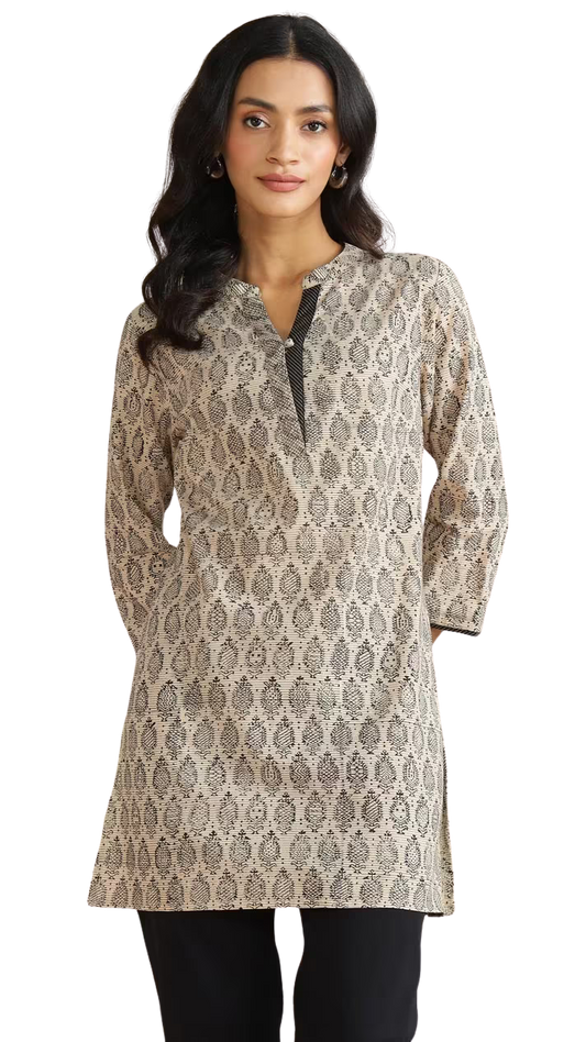 Kurta corta estampada. Beige y negro