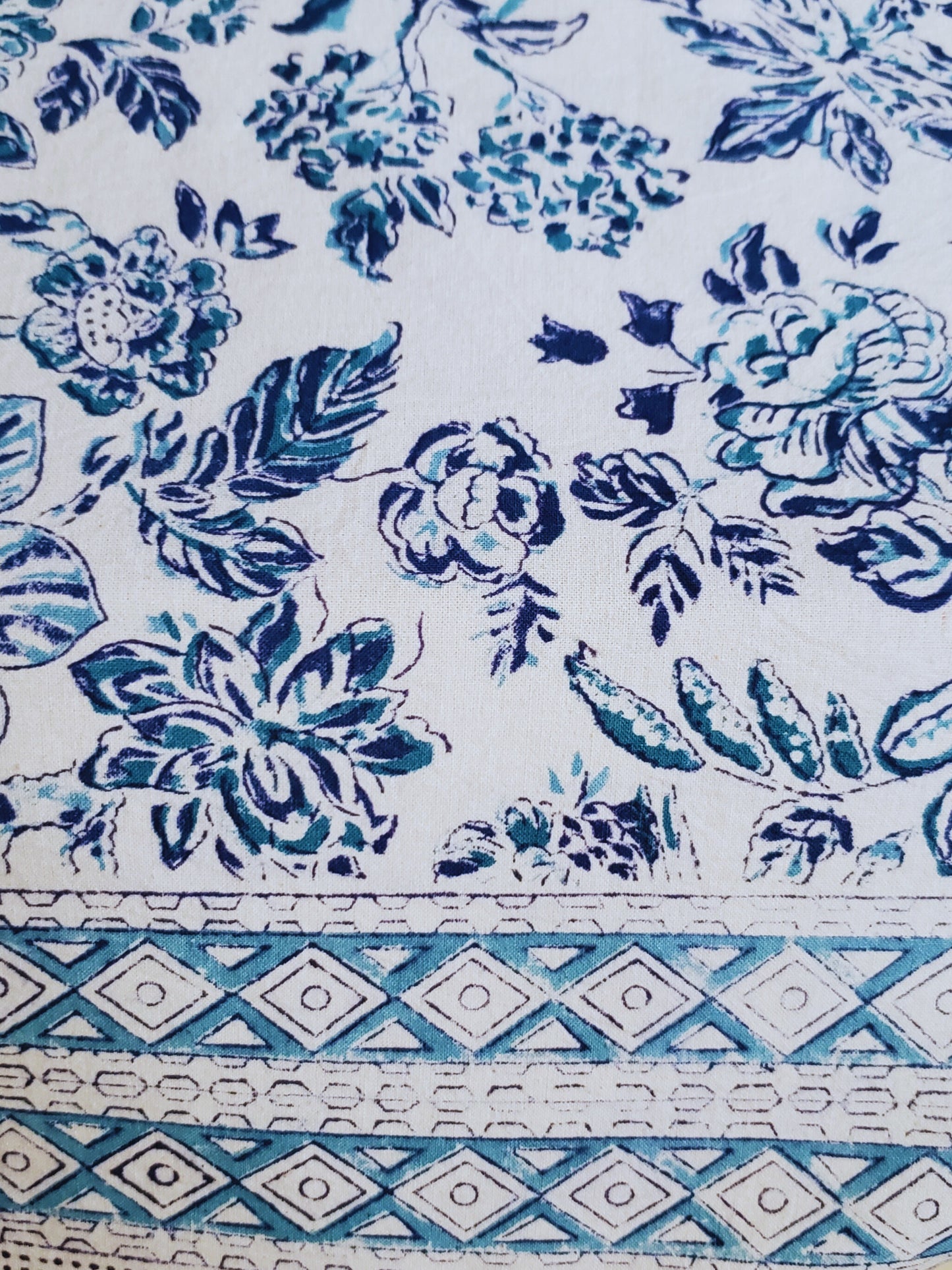 Mantel rectangular 100% algodón estampado a mano. Flores azules