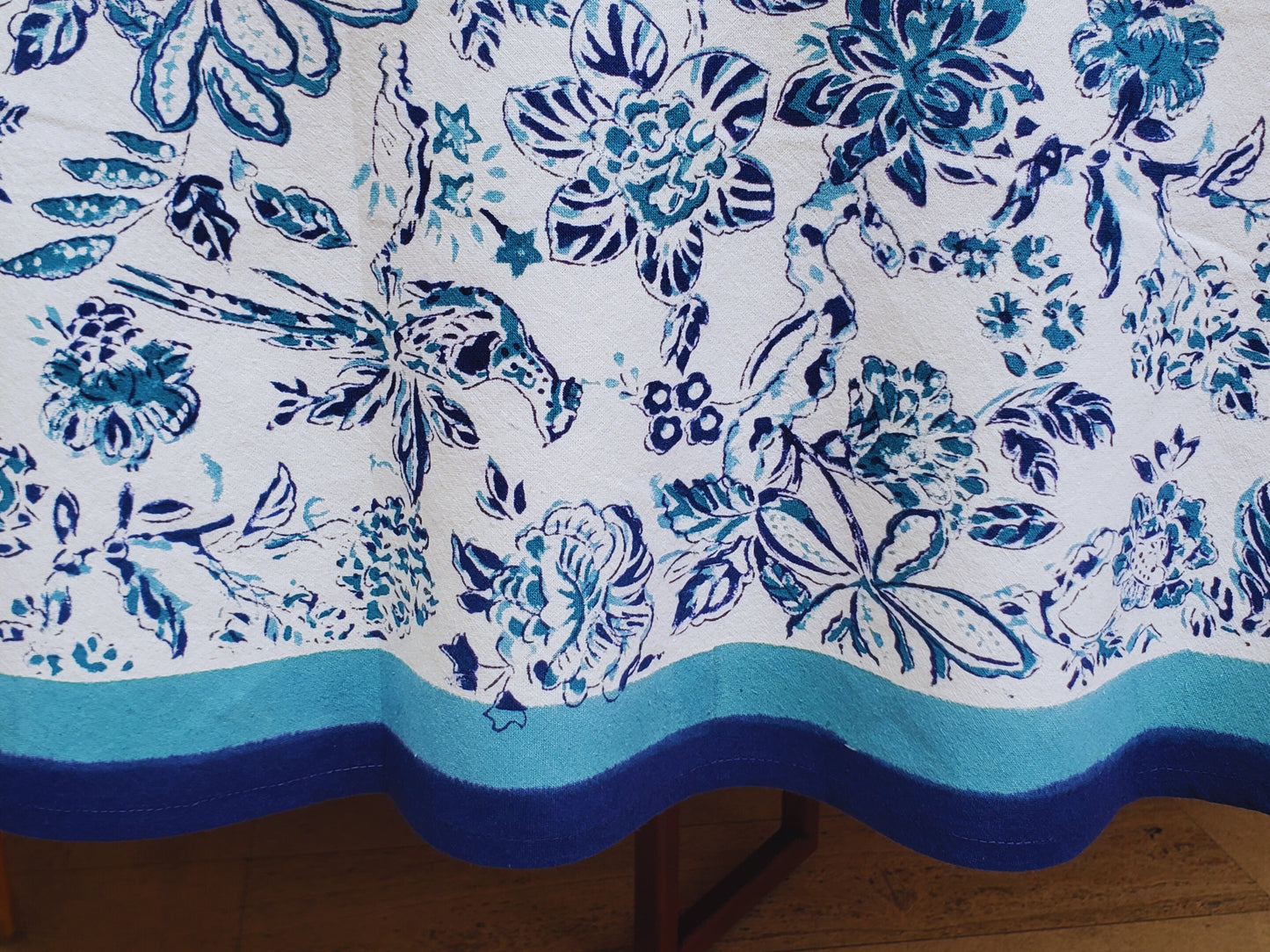 Mantel redondo 100% algodón estampado a mano. Flores azules
