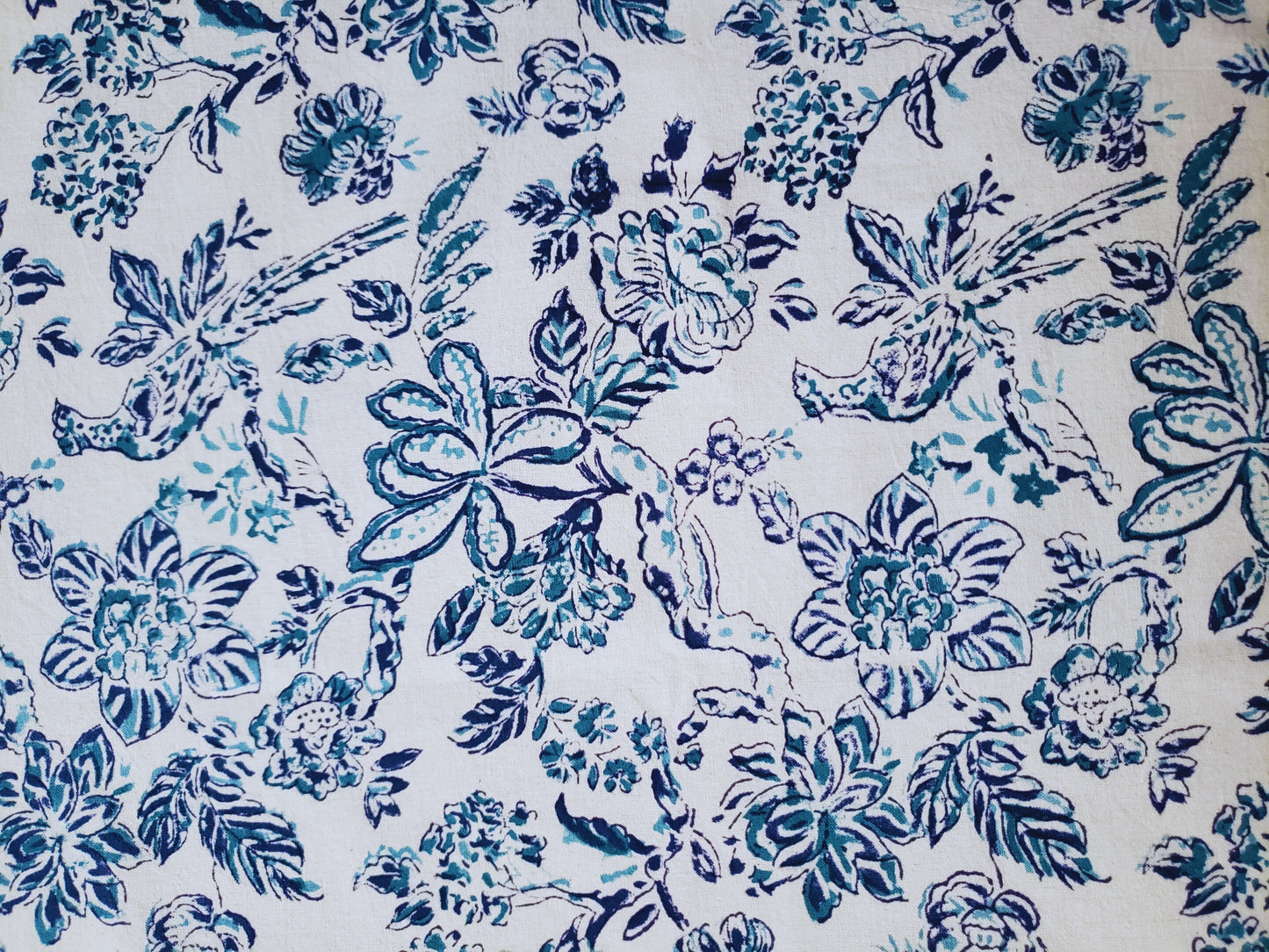 Mantel rectangular 100% algodón estampado a mano. Flores azules