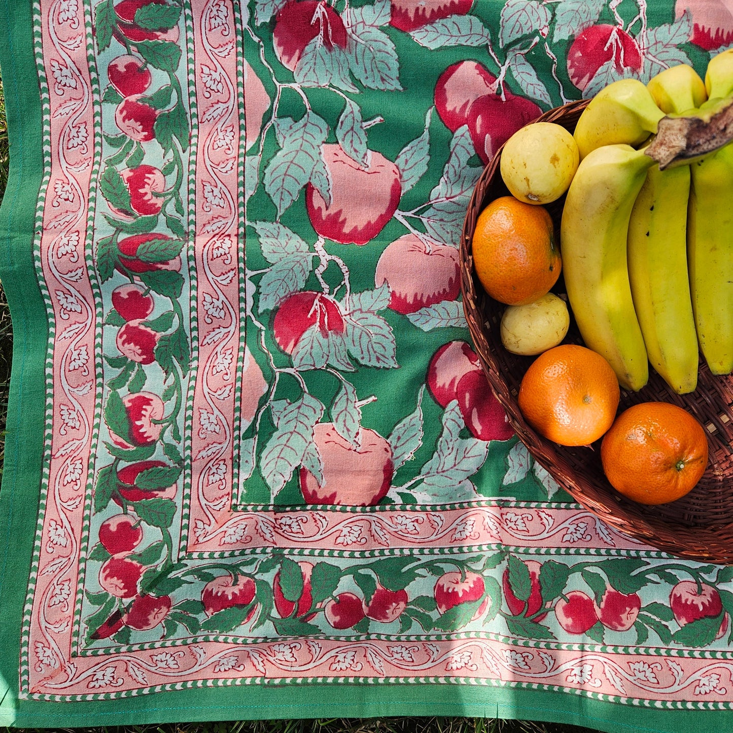 Mantel cuadrado 100% algodón estampado a mano. Manzanas