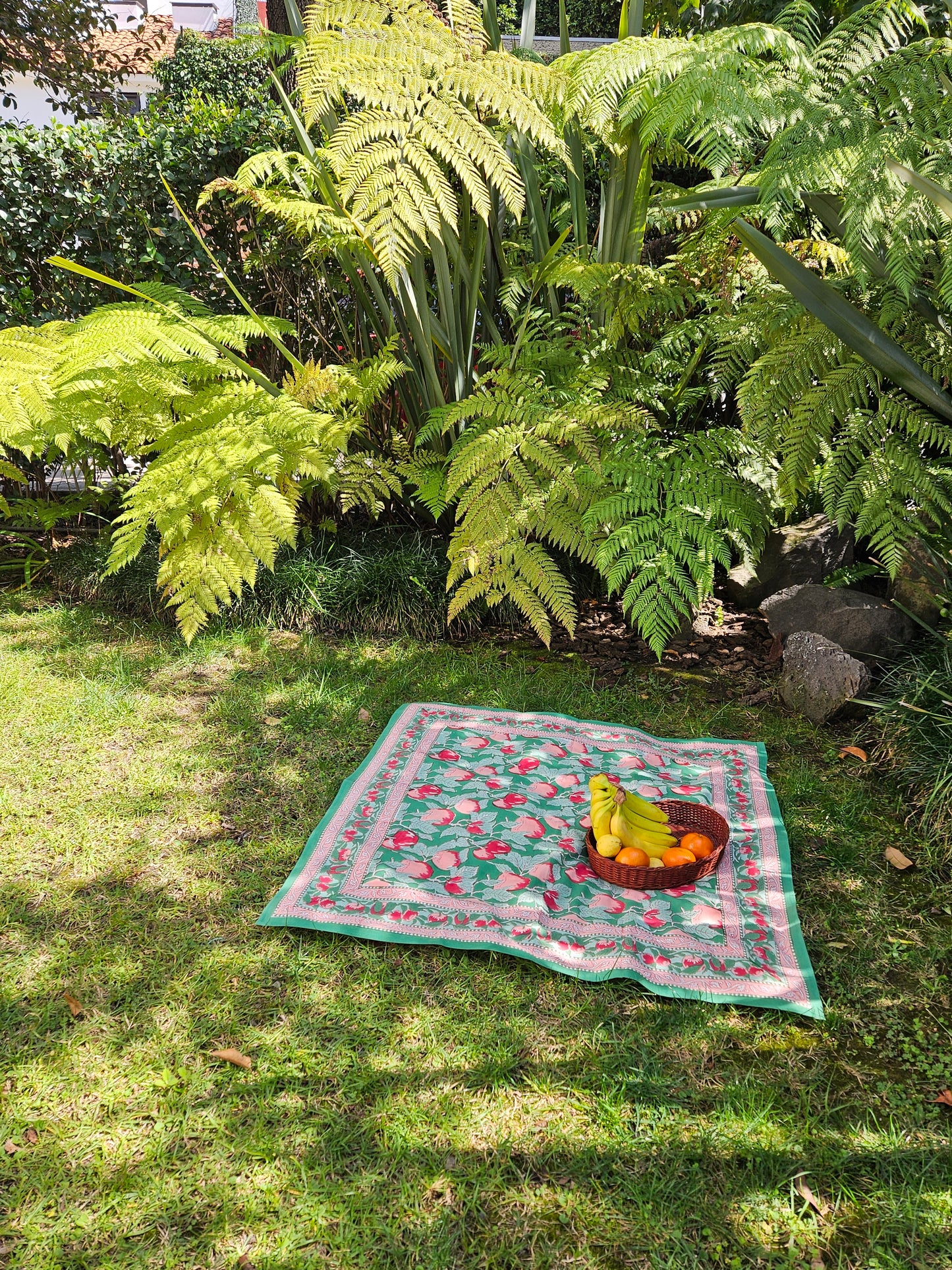 Mantel cuadrado 100% algodón estampado a mano. Manzanas